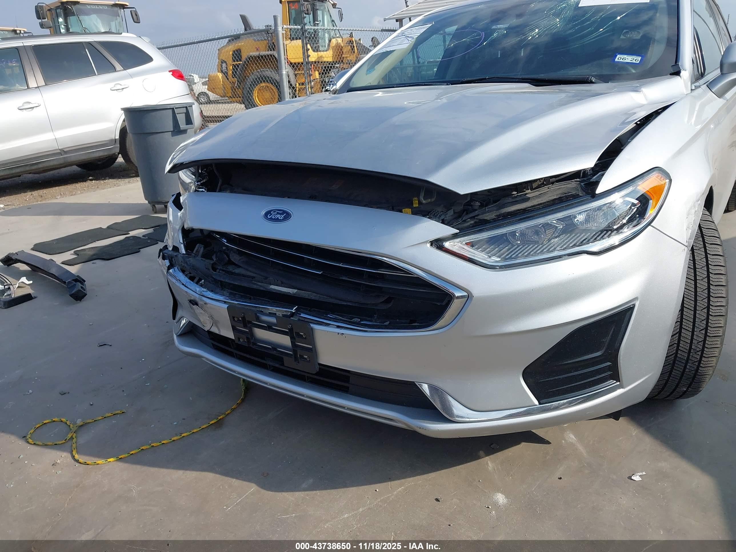 FORD FUSION image 6
