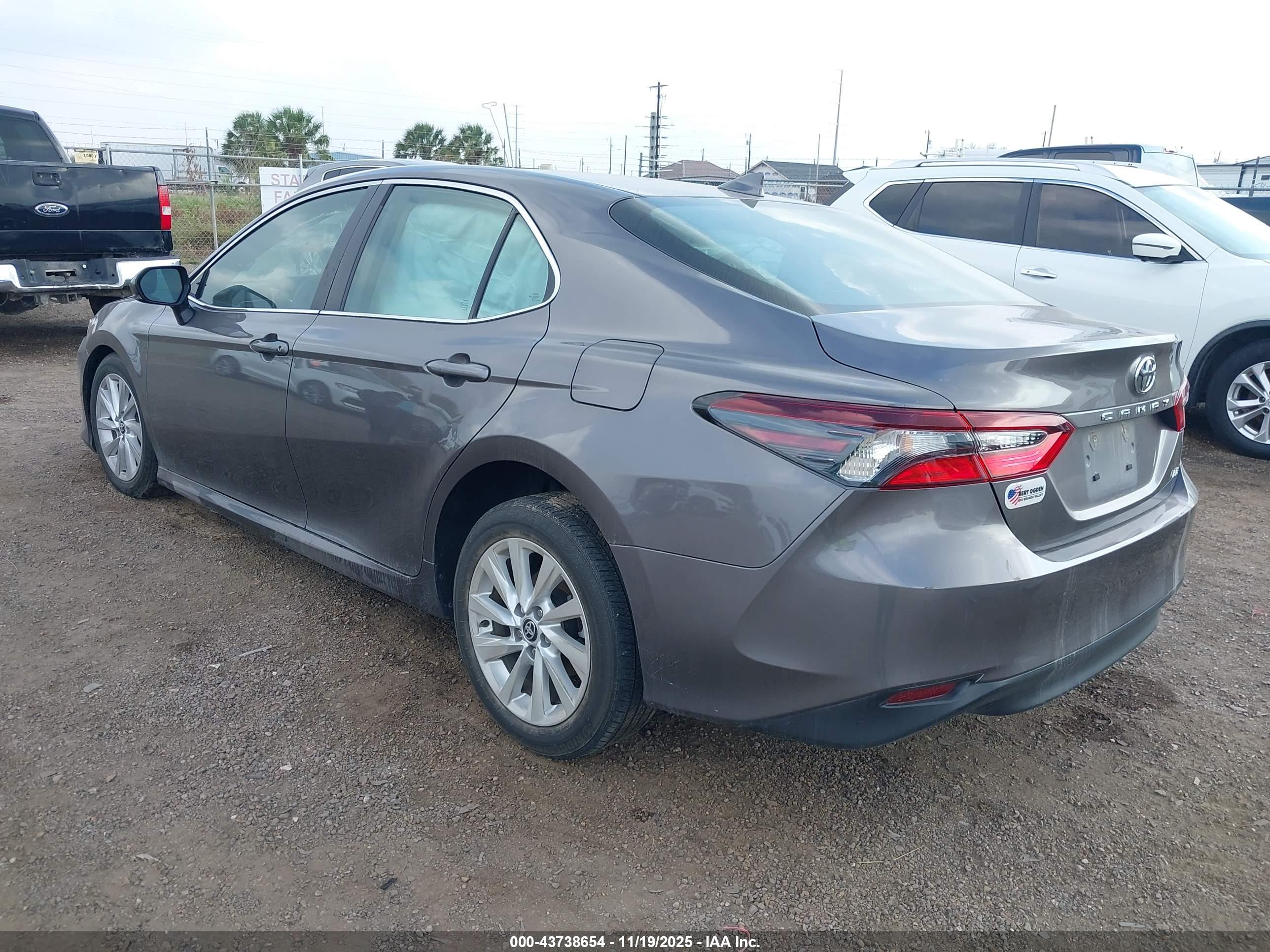 TOYOTA CAMRY image 3
