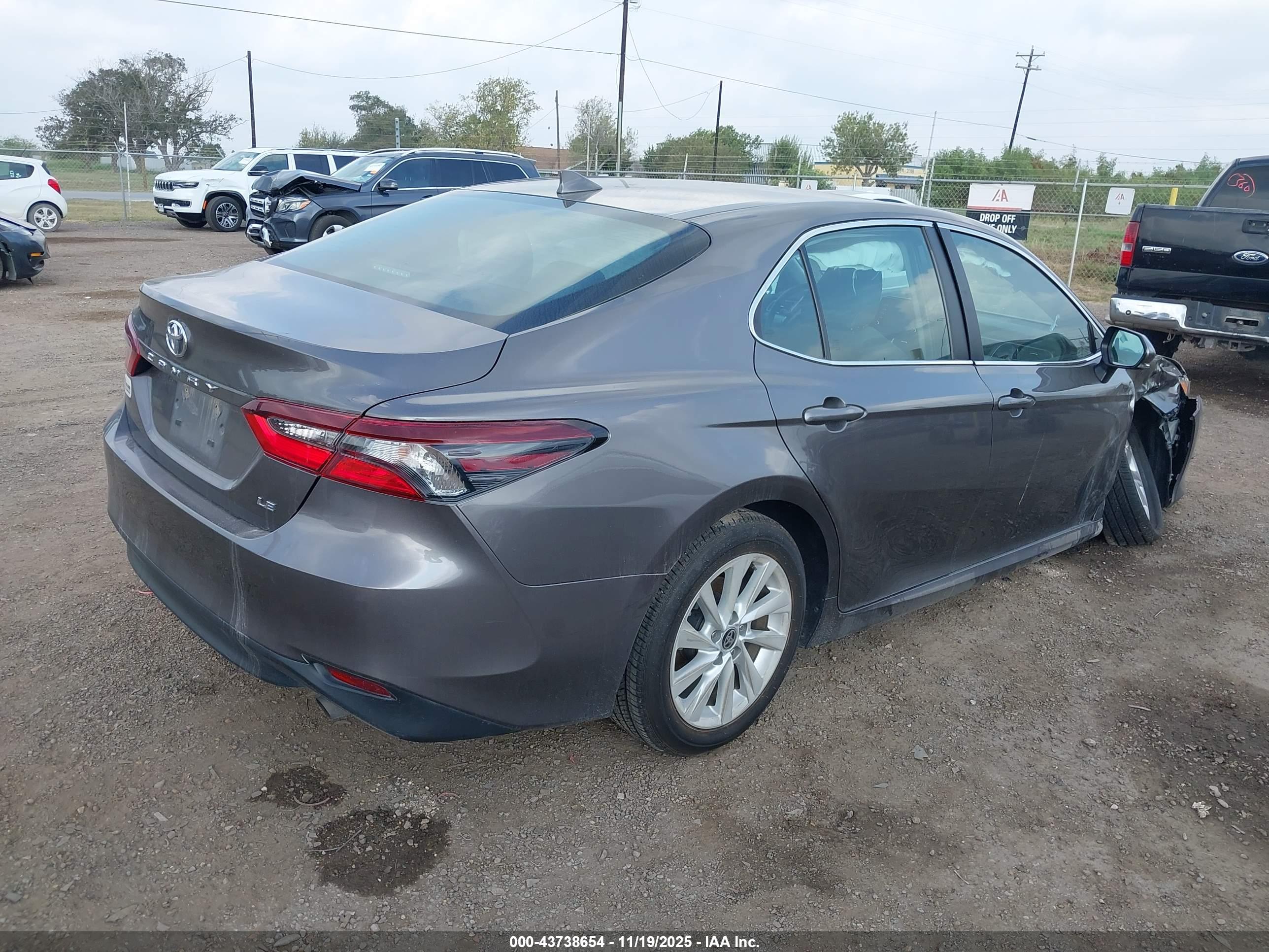 TOYOTA CAMRY image 4