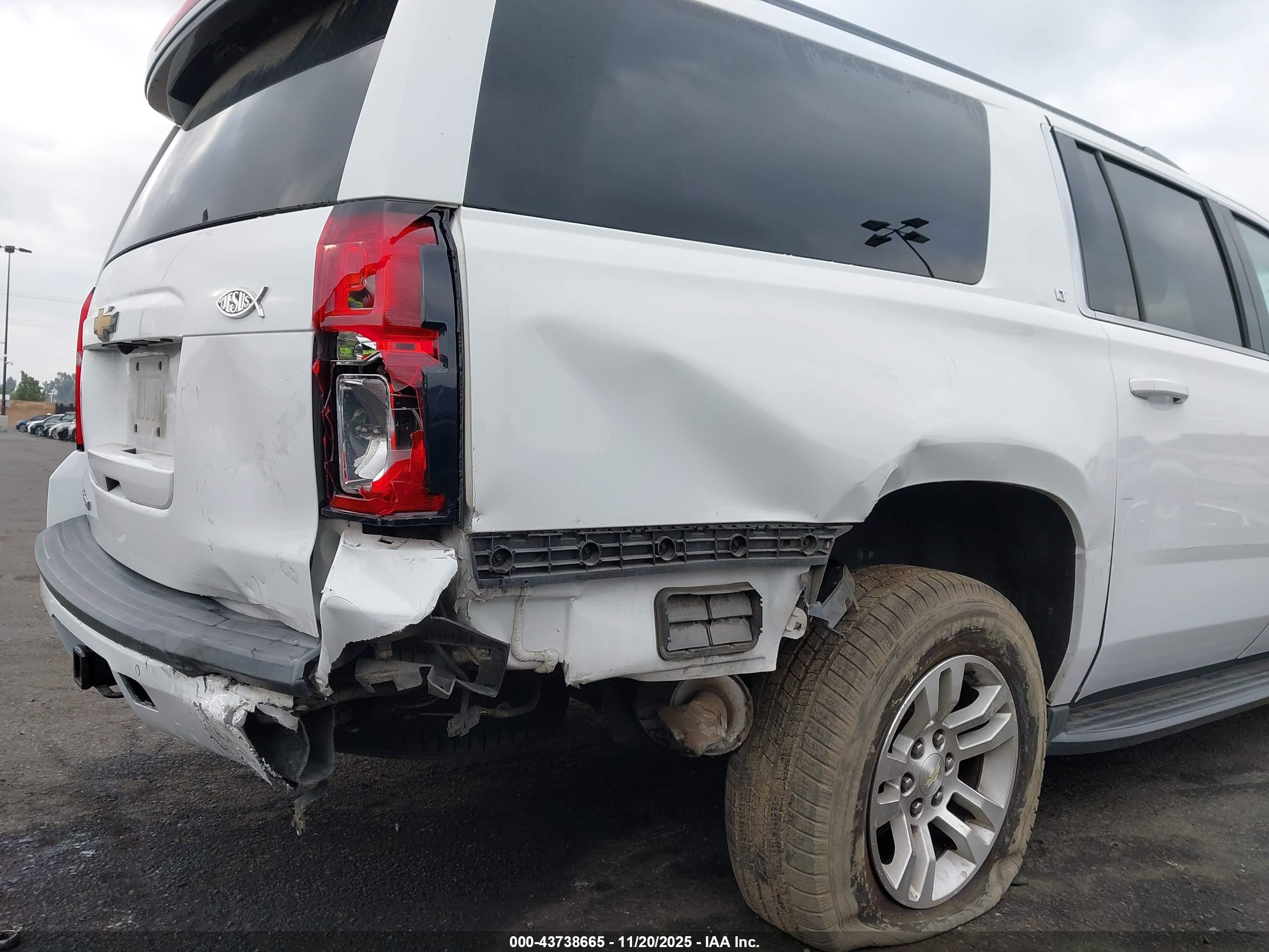 CHEVROLET SUBURBAN image 6