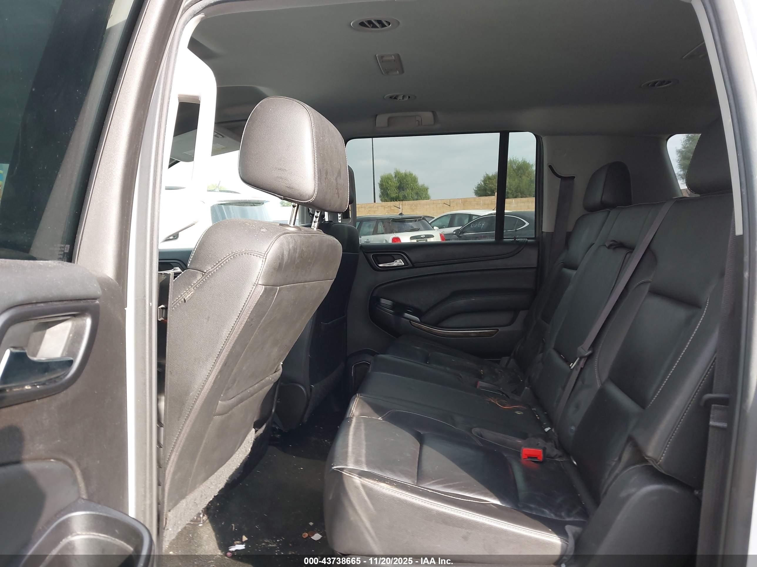 CHEVROLET SUBURBAN image 8