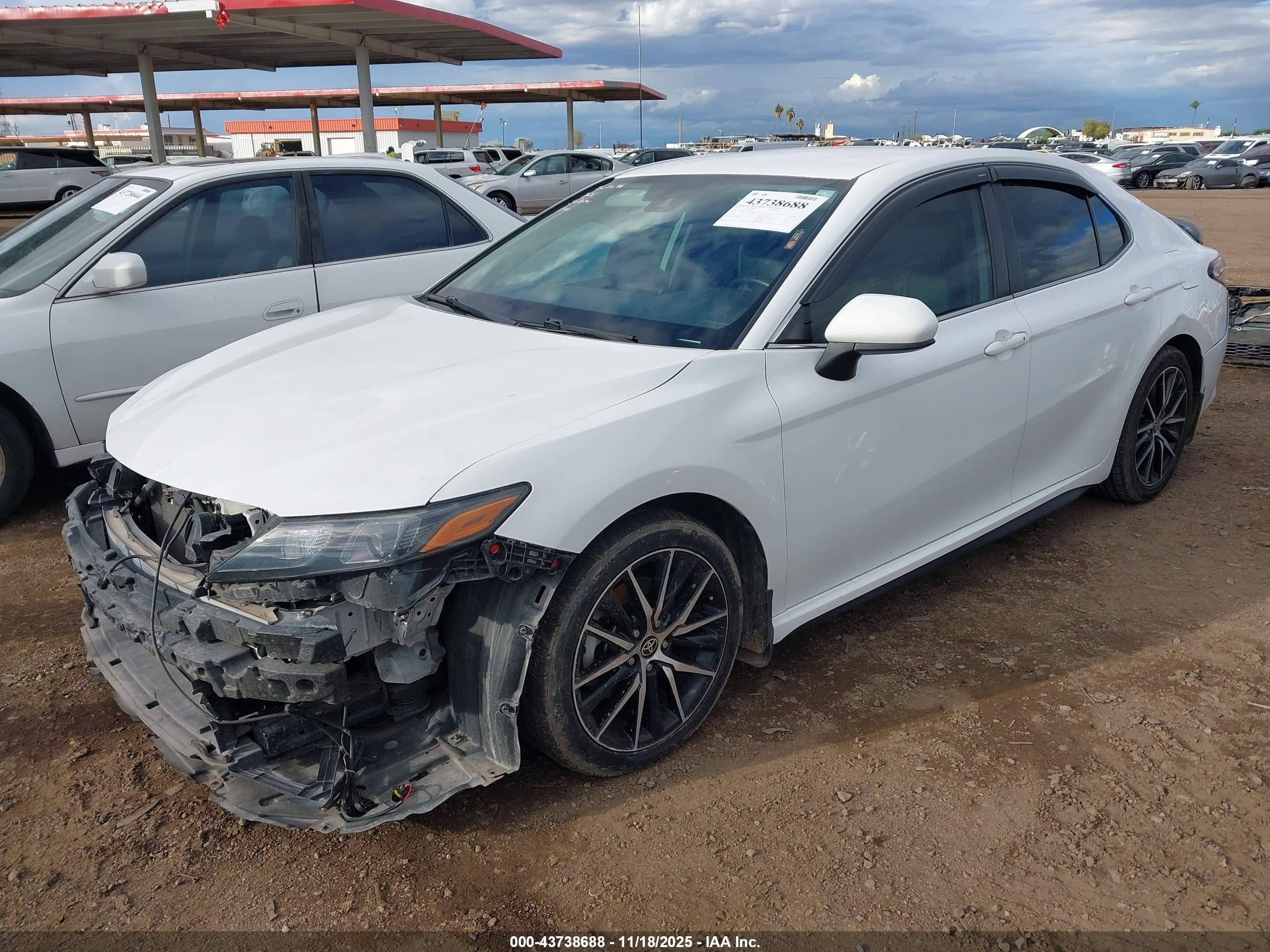 TOYOTA CAMRY image 2