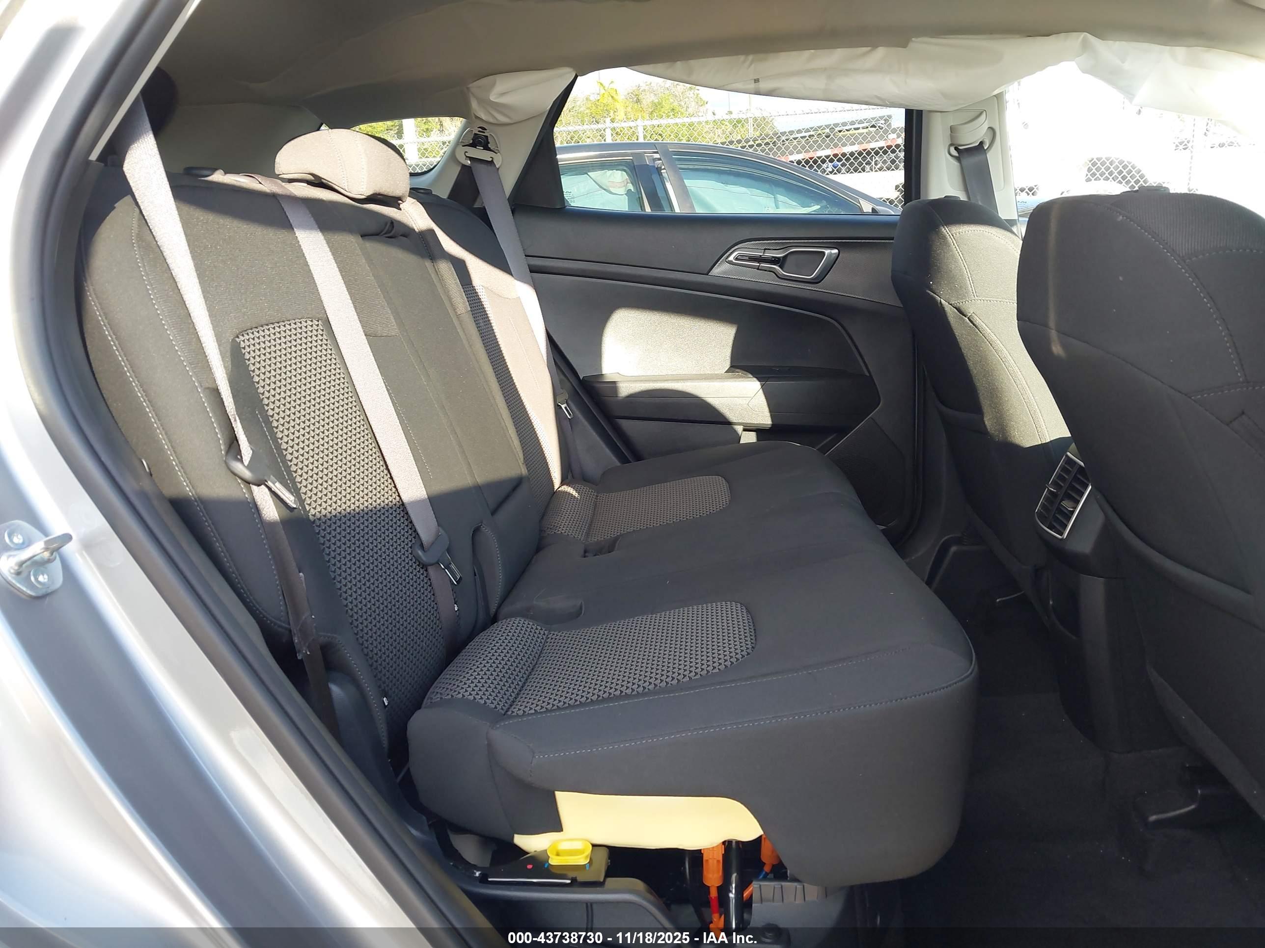 KIA SPORTAGE image 8