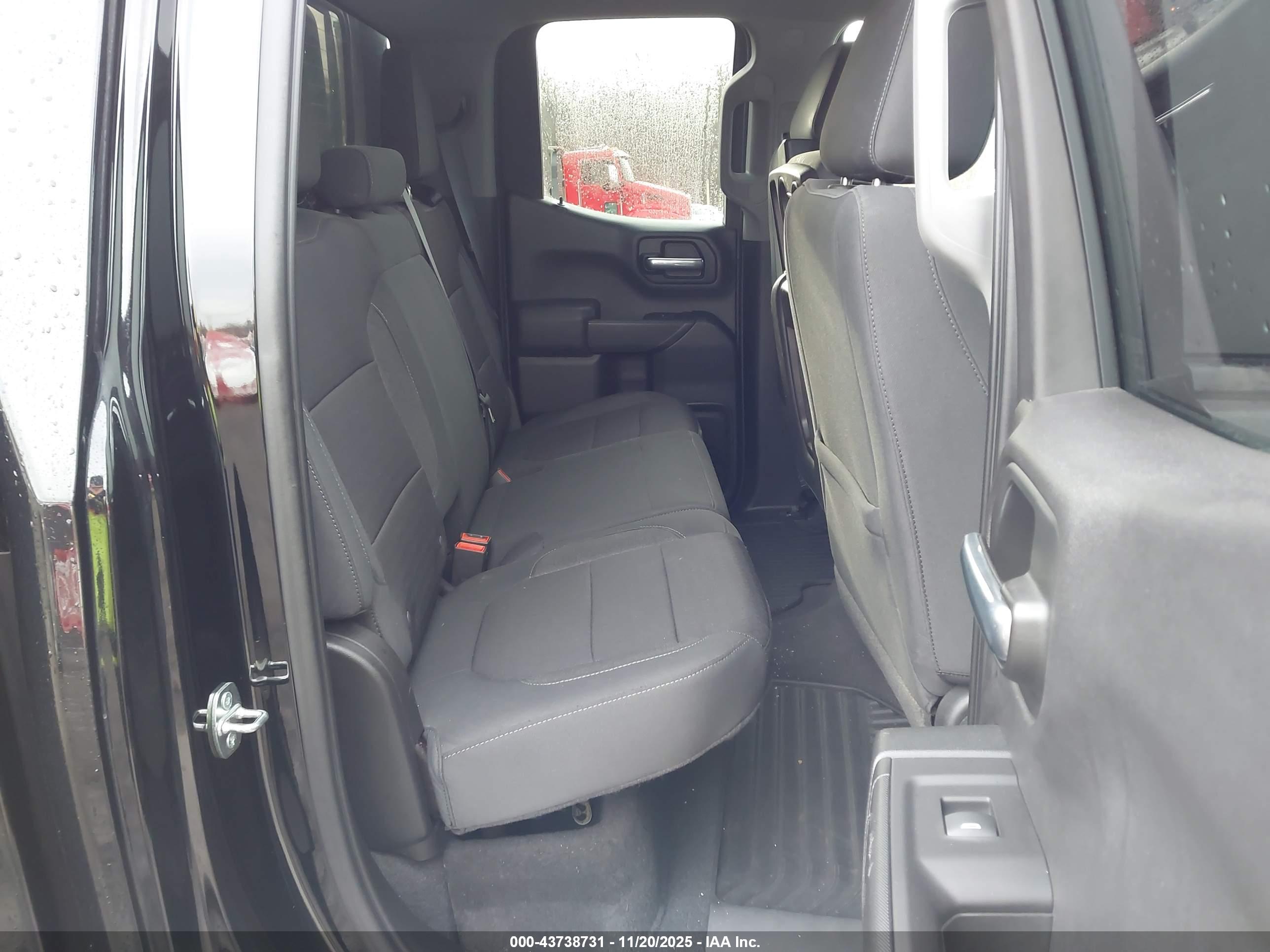 CHEVROLET SILVERADO image 8
