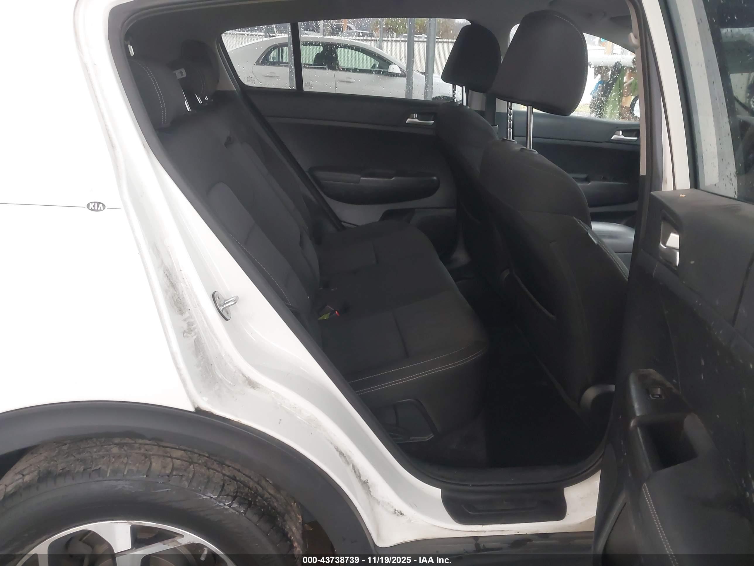 KIA SPORTAGE image 8