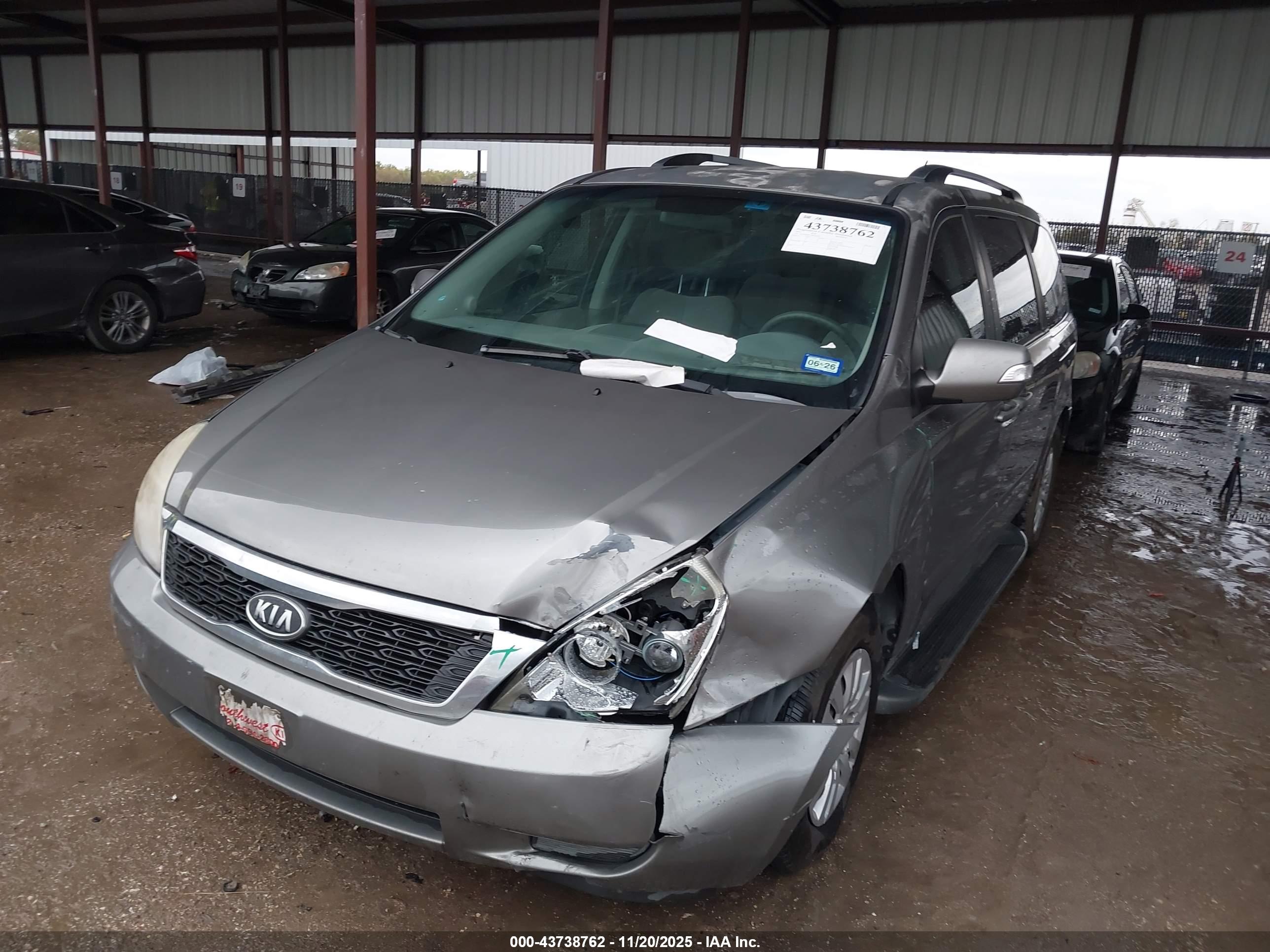 KIA SEDONA image 2