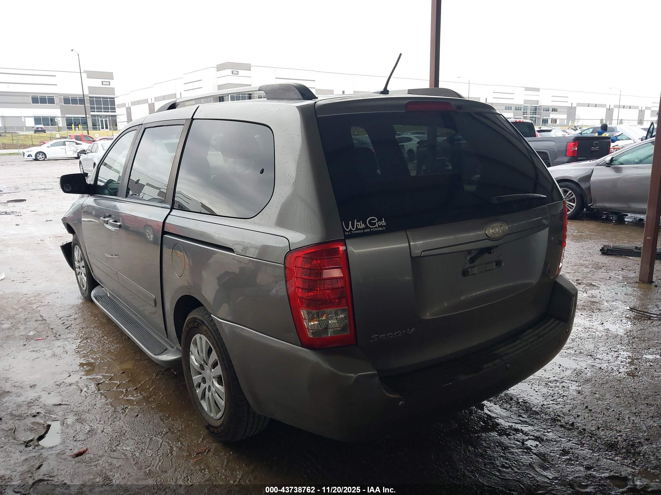 KIA SEDONA image 3