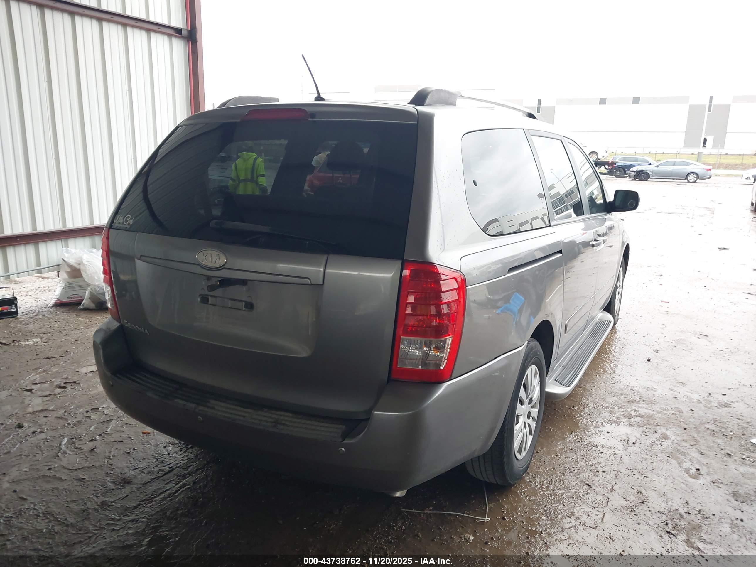 KIA SEDONA image 4