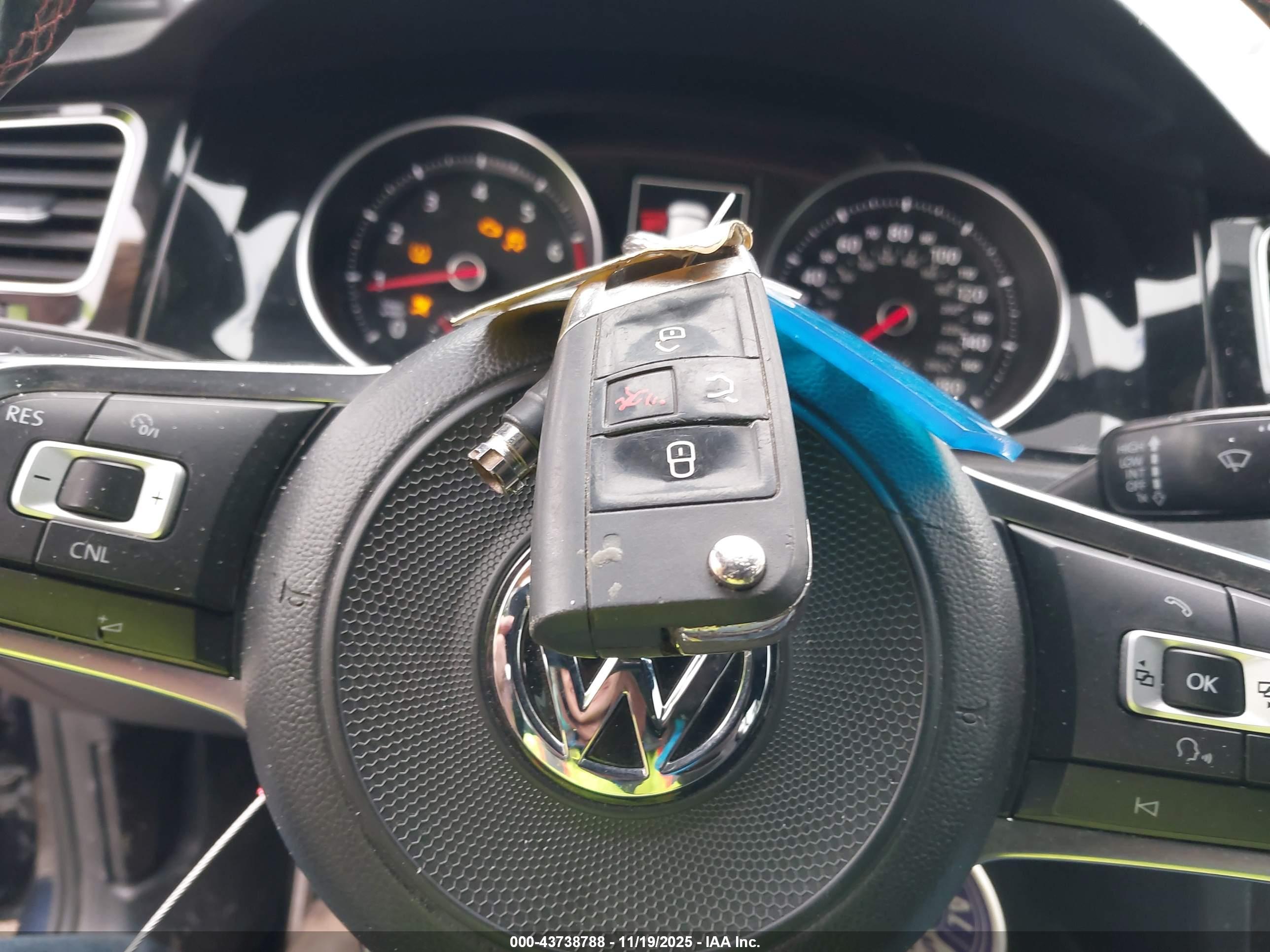 VOLKSWAGEN GOLF image 11