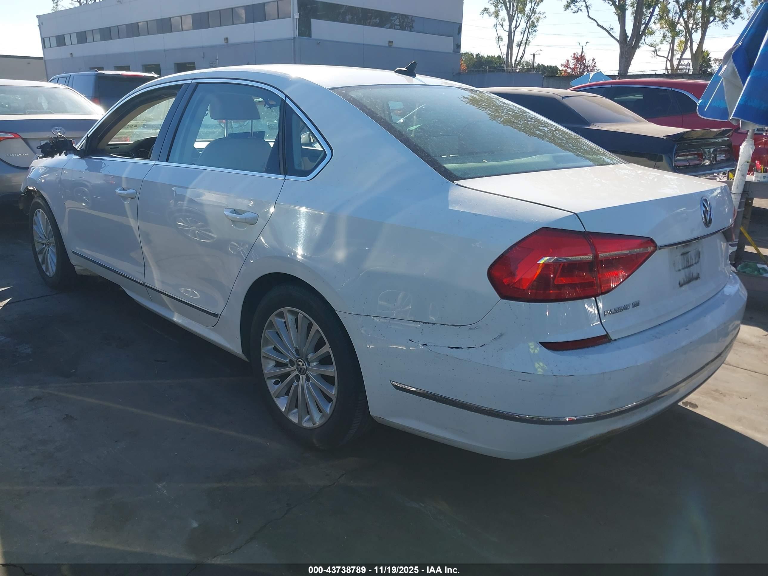 VOLKSWAGEN PASSAT image 3
