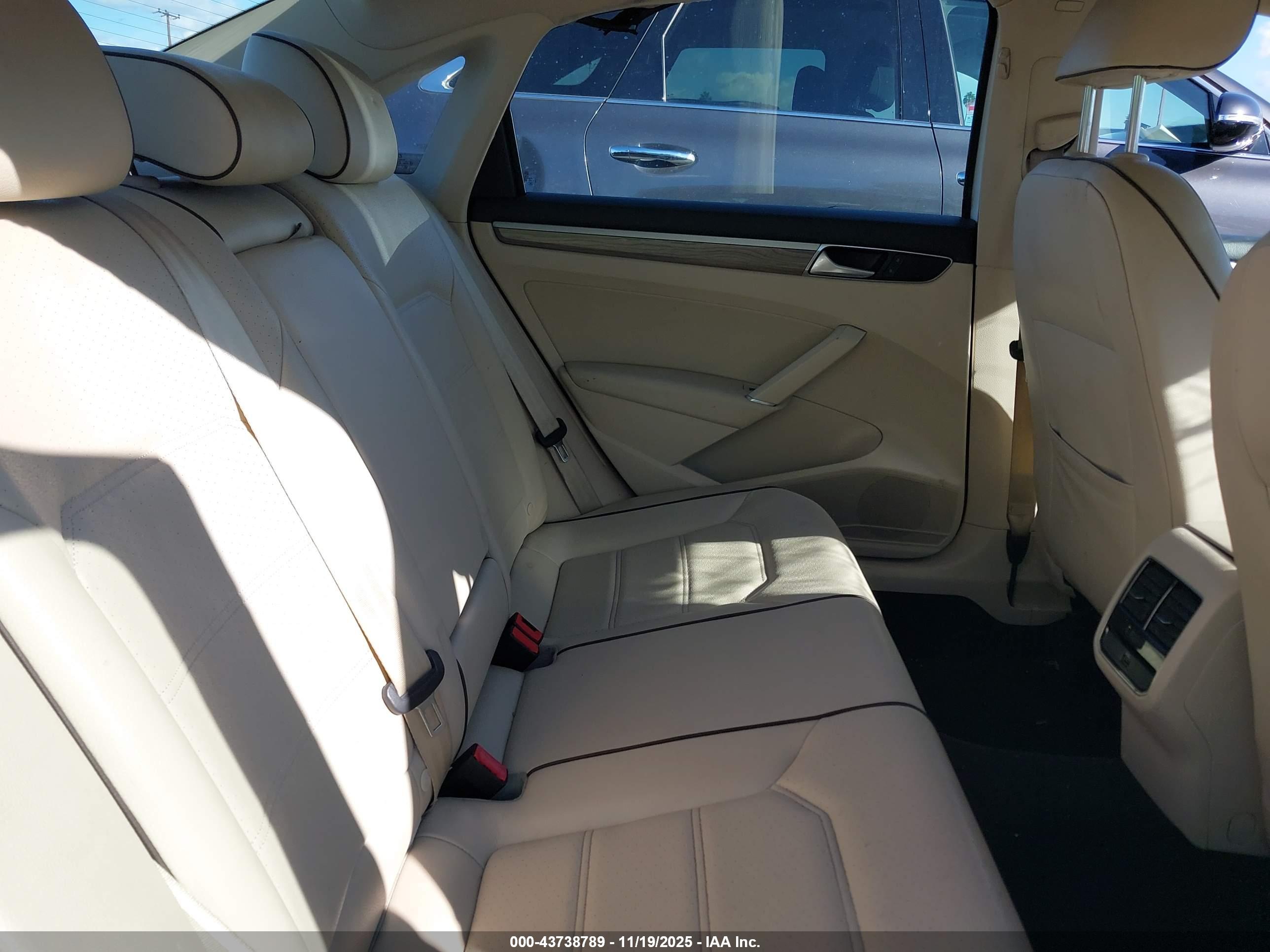 VOLKSWAGEN PASSAT image 8