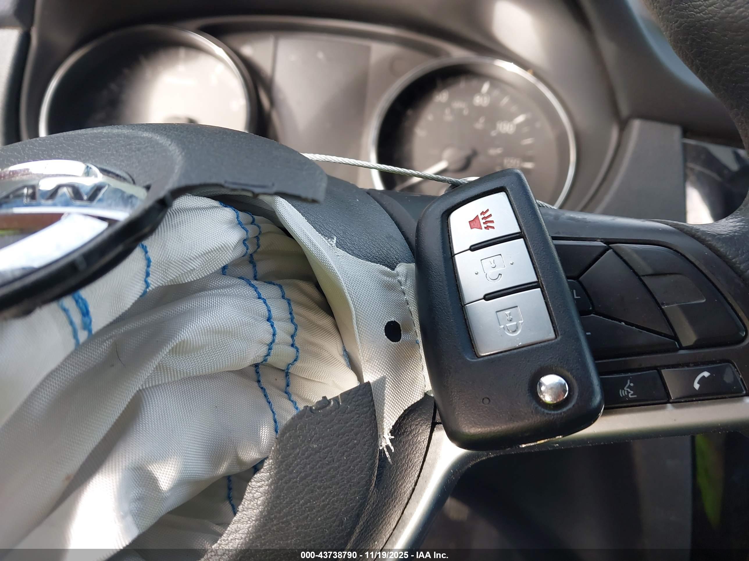 NISSAN ROGUE image 11