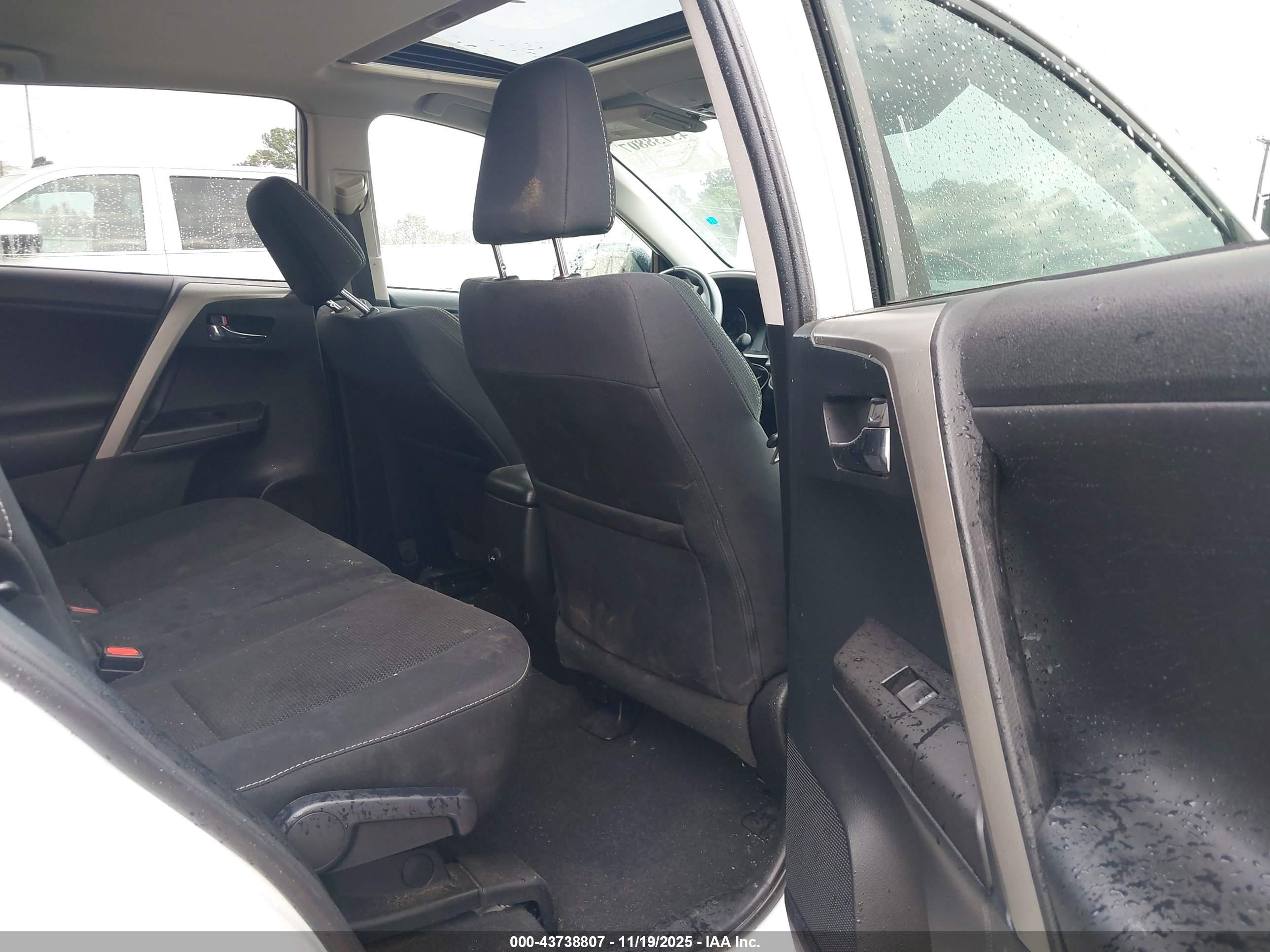 TOYOTA RAV4 image 8