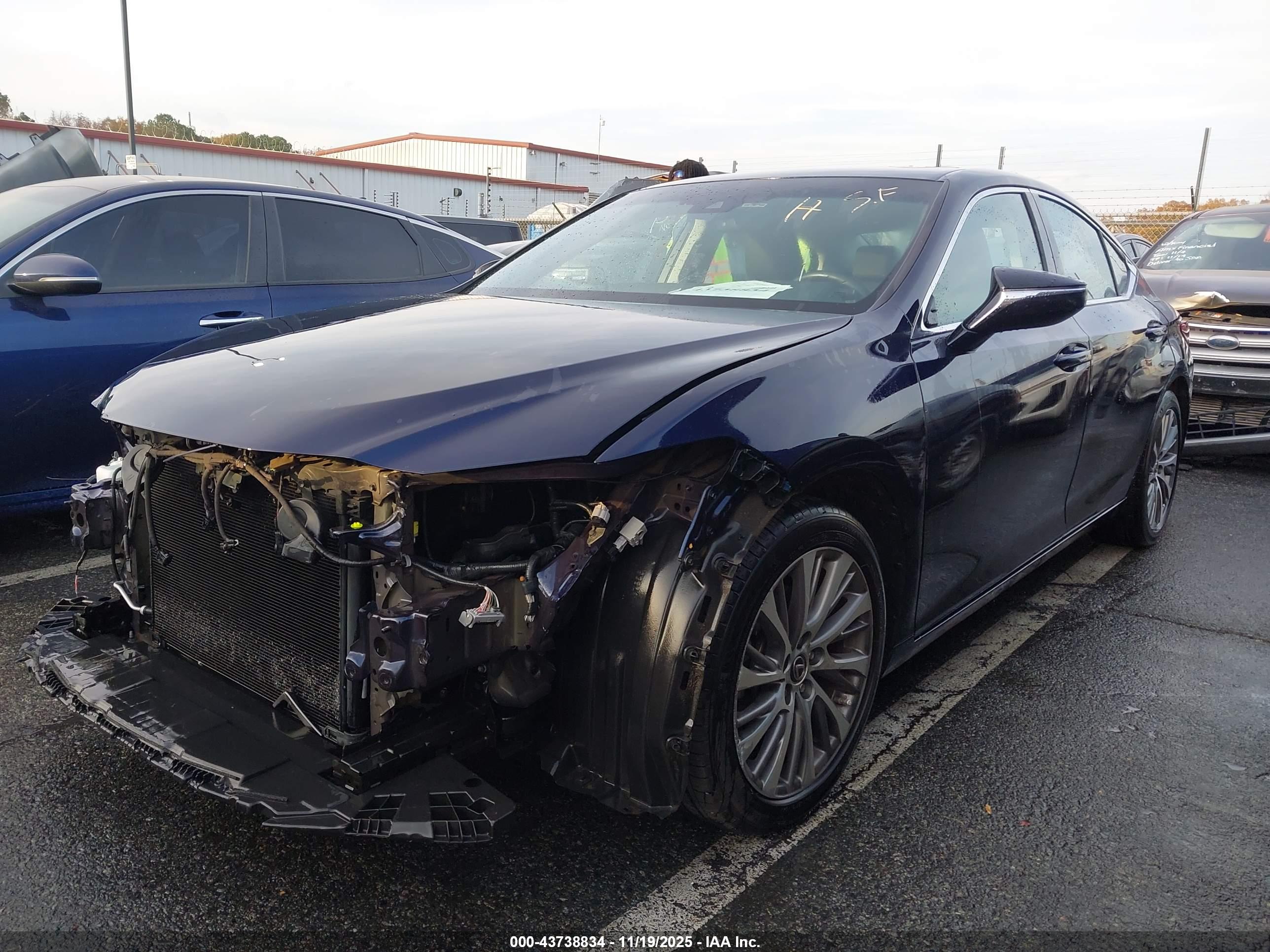 LEXUS ES image 2