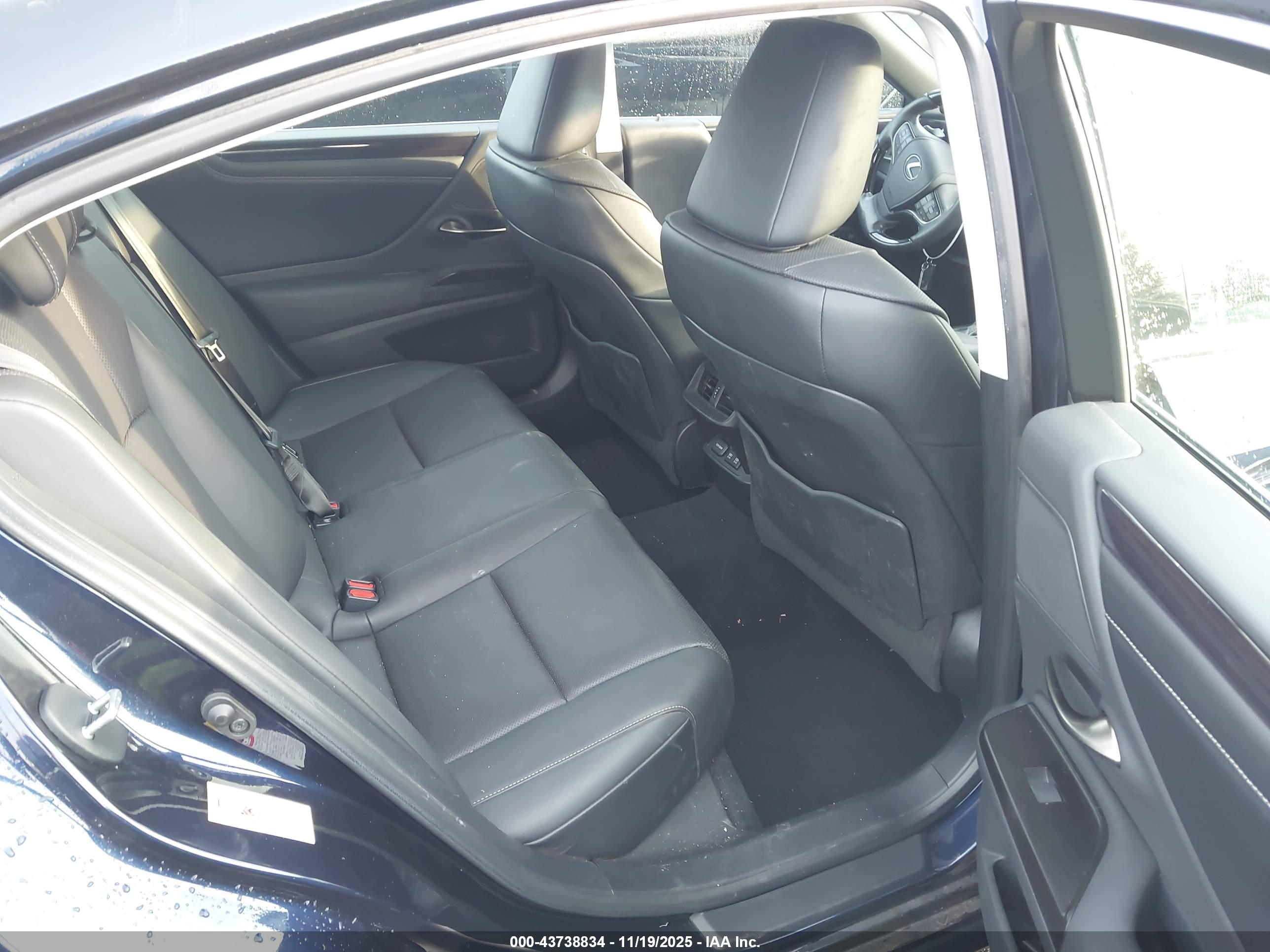 LEXUS ES image 8