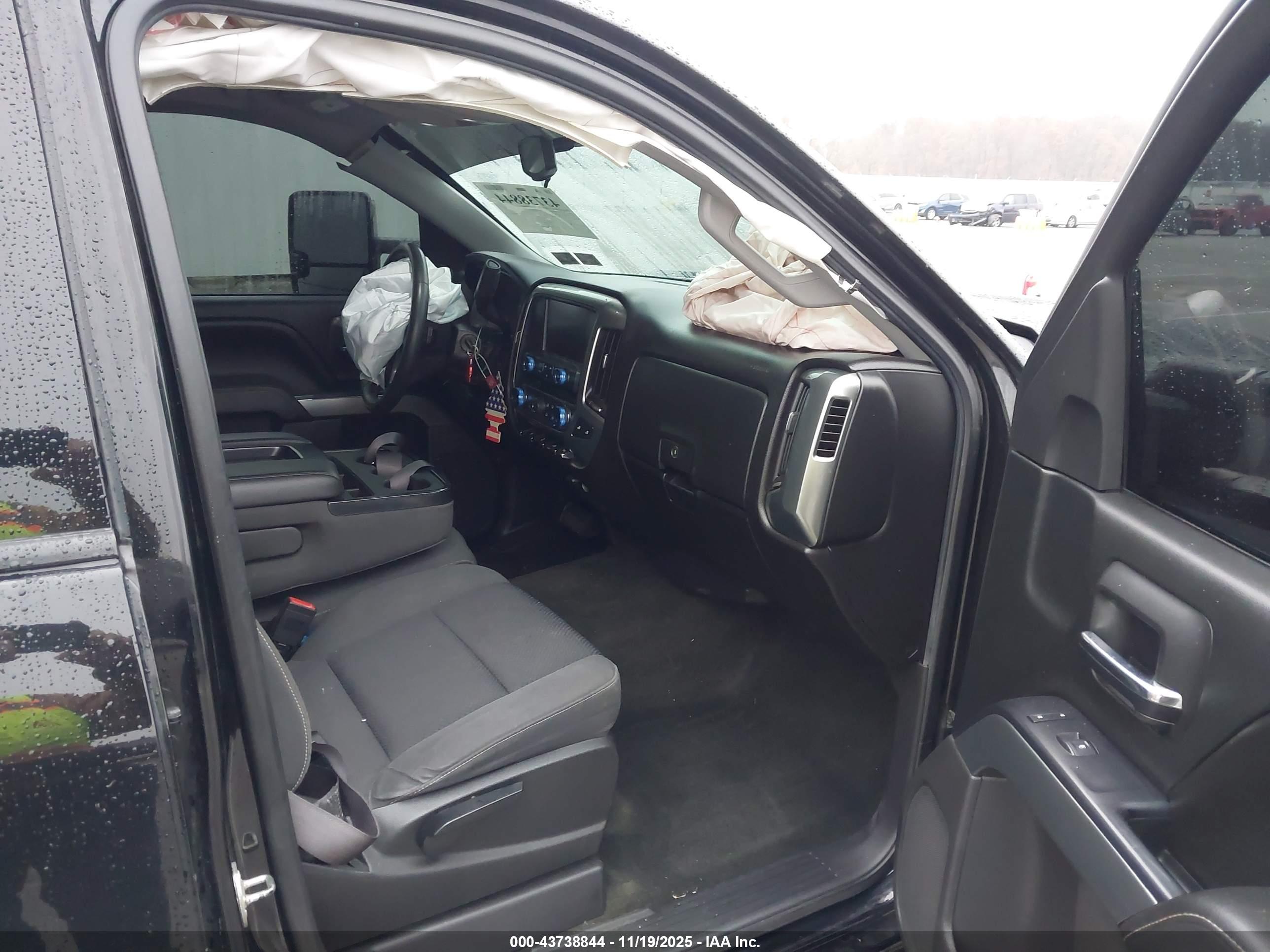CHEVROLET SILVERADO image 5