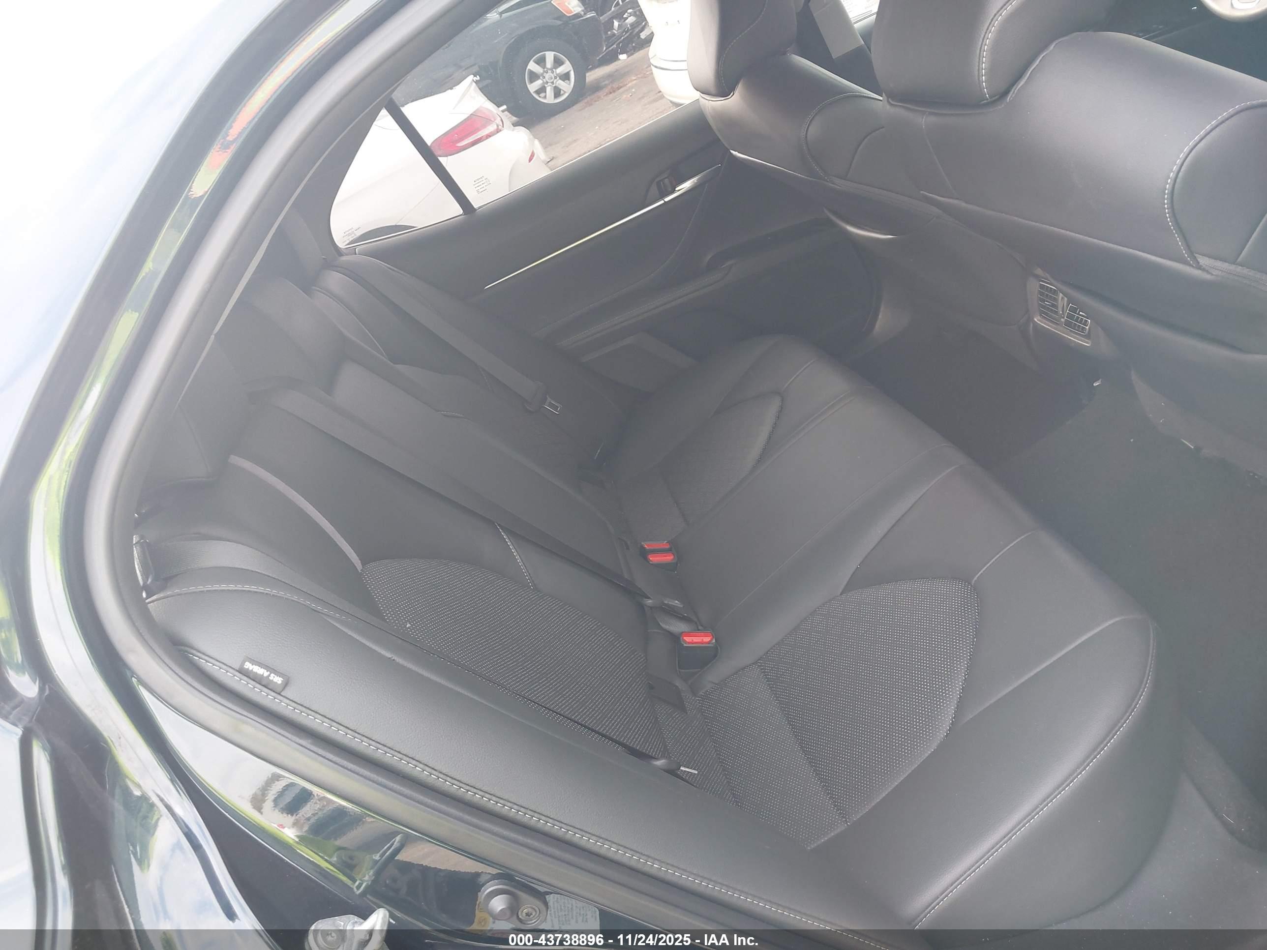 TOYOTA CAMRY image 8