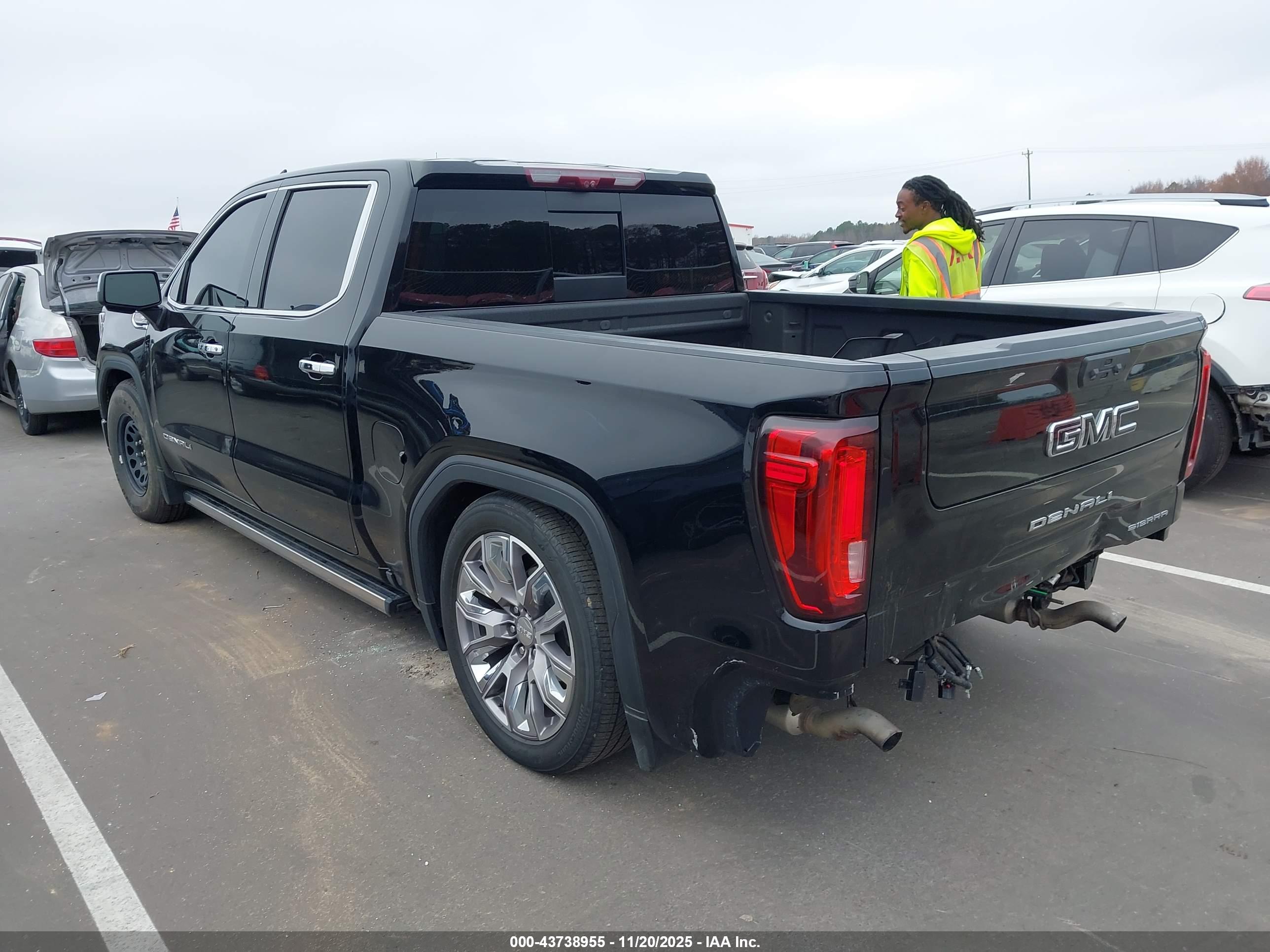 GMC SIERRA image 3