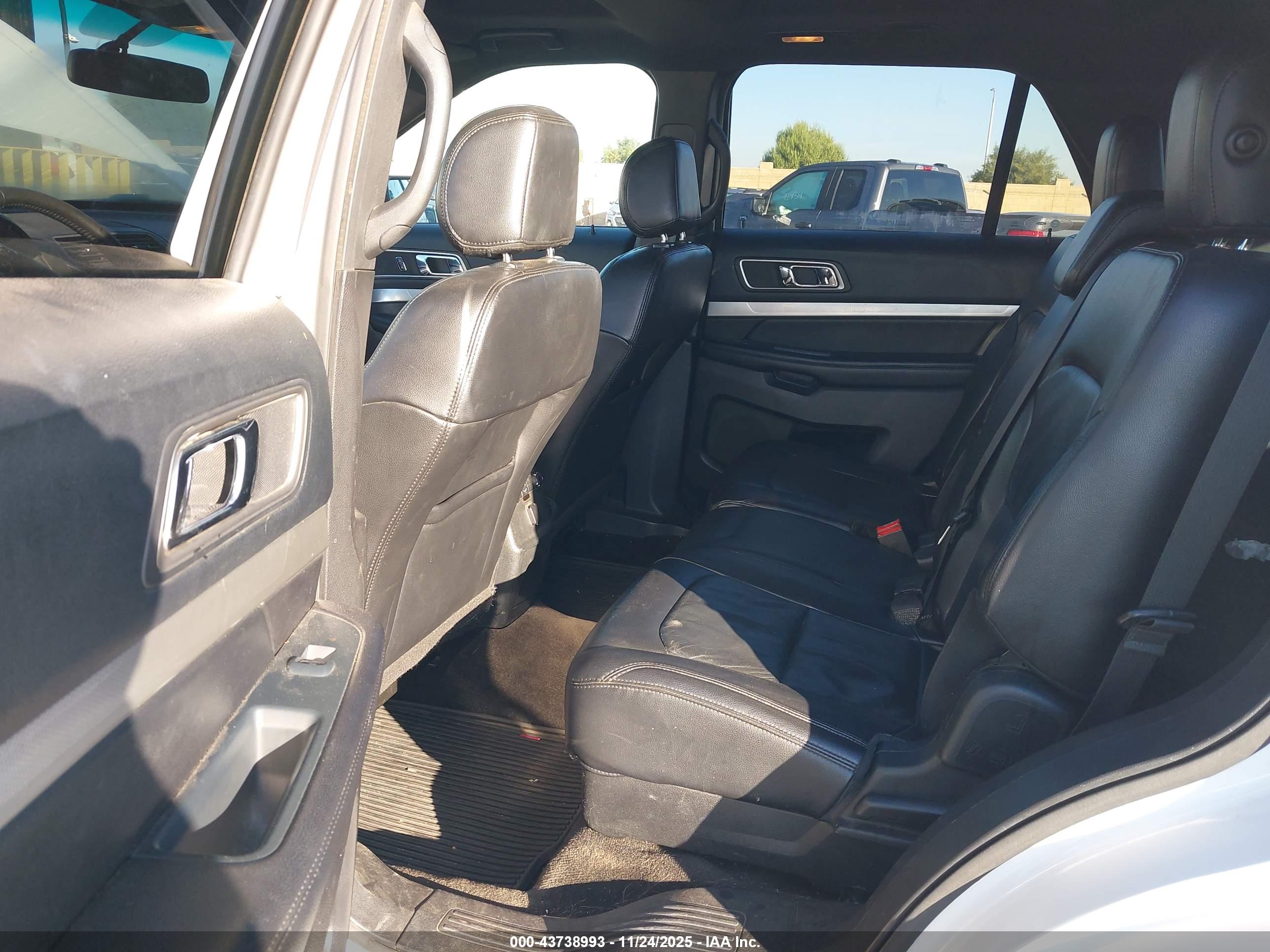 FORD EXPLORER image 8