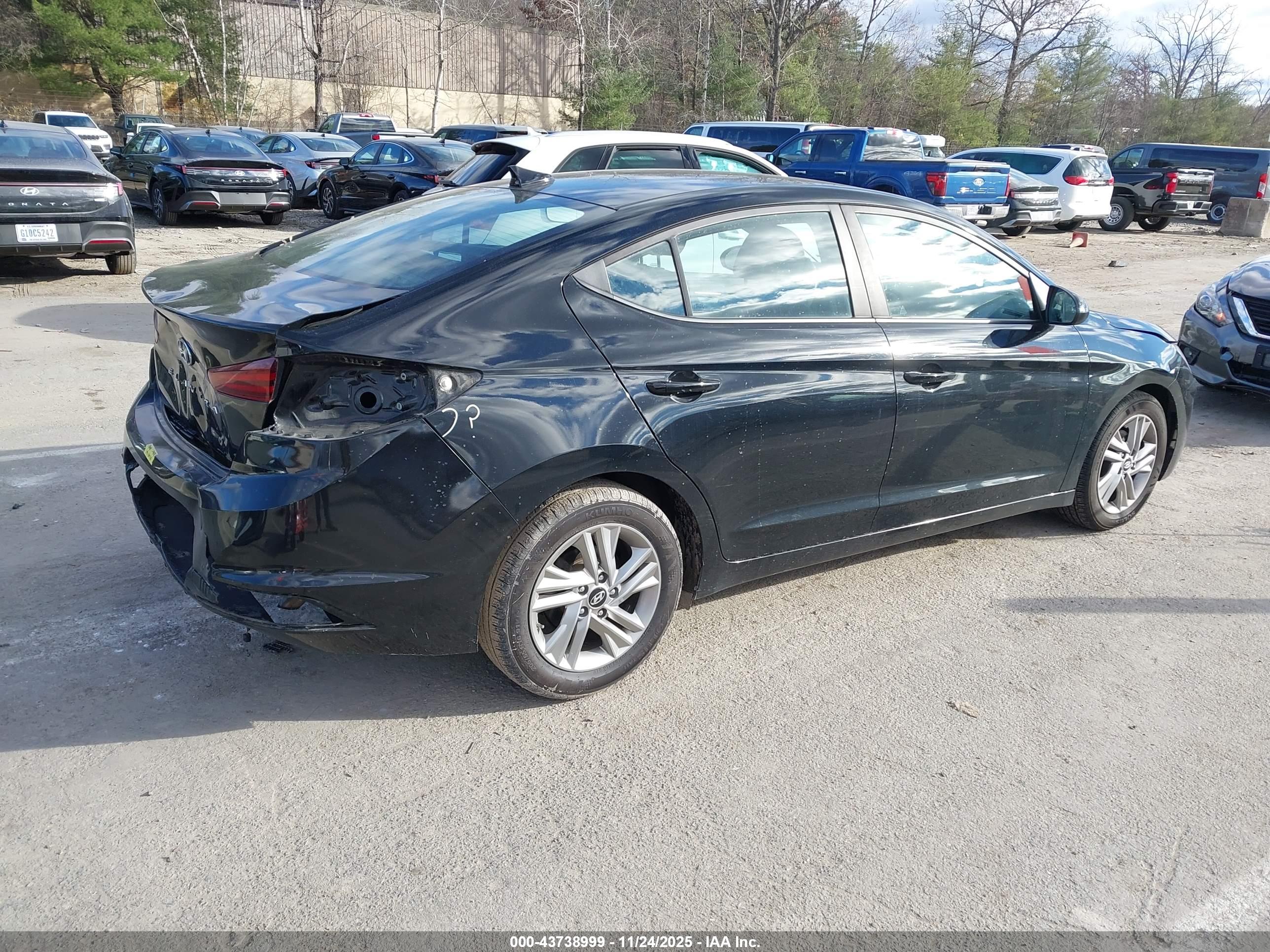 HYUNDAI ELANTRA image 4