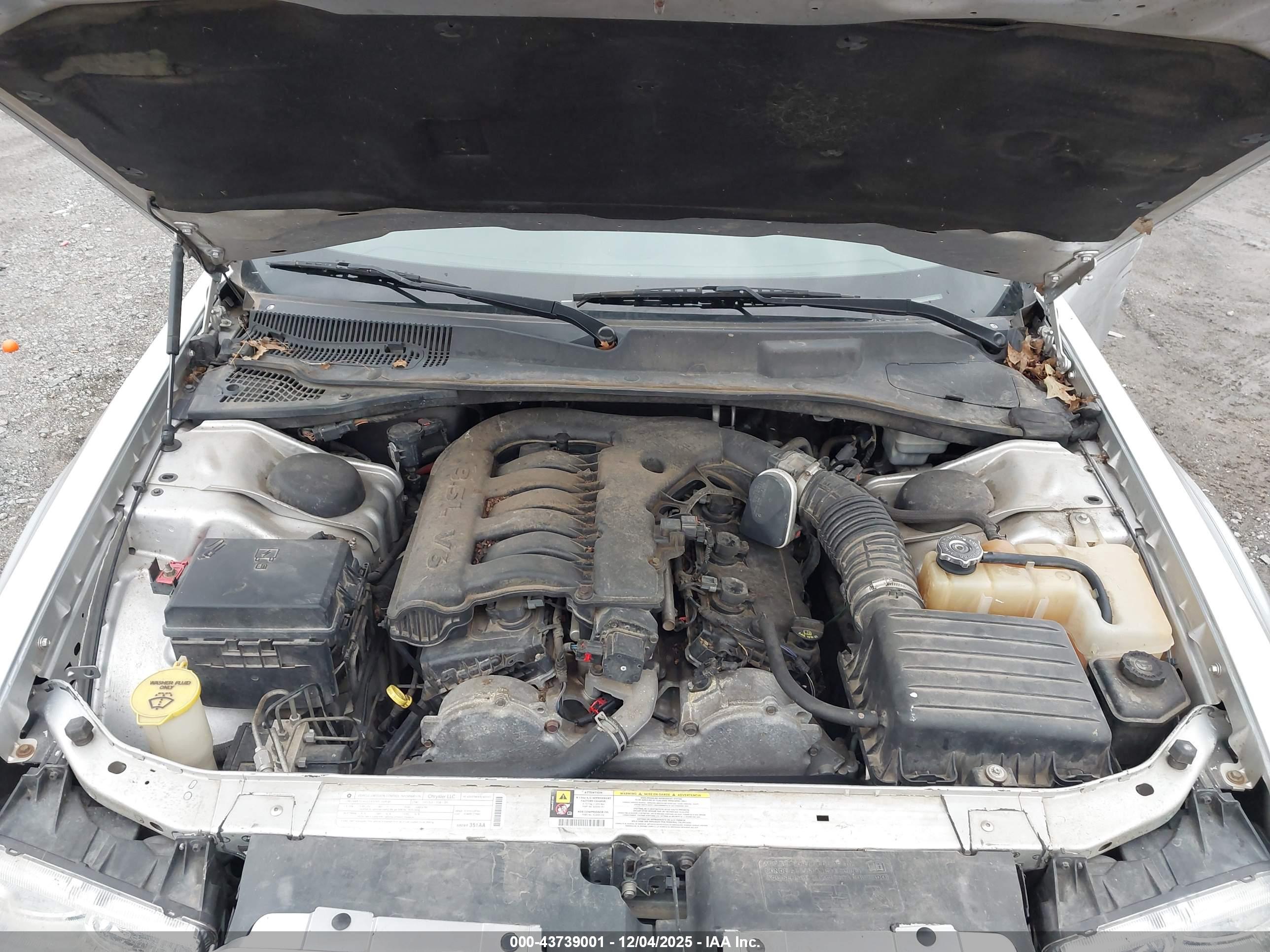 CHRYSLER 300 image 10