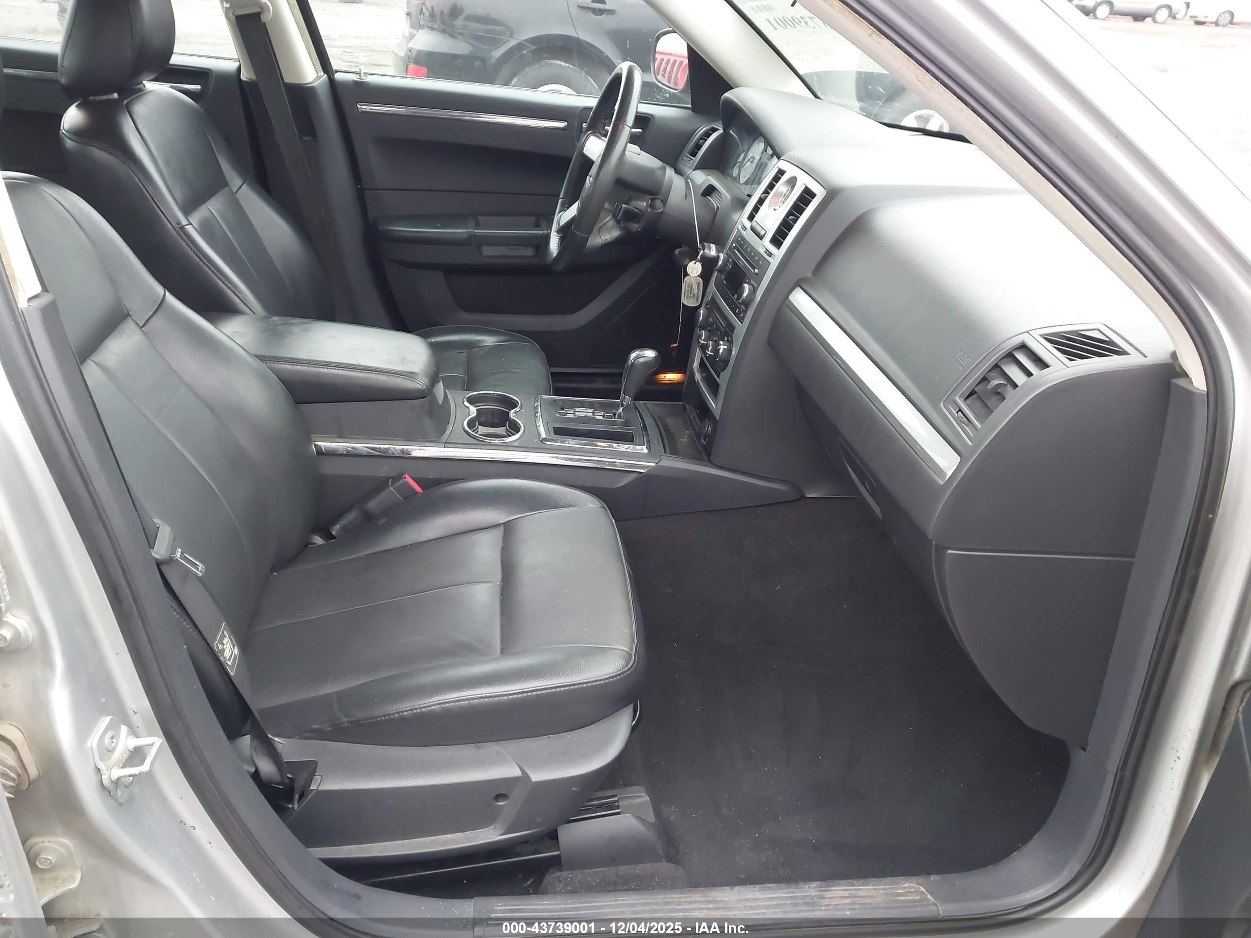 CHRYSLER 300 image 5