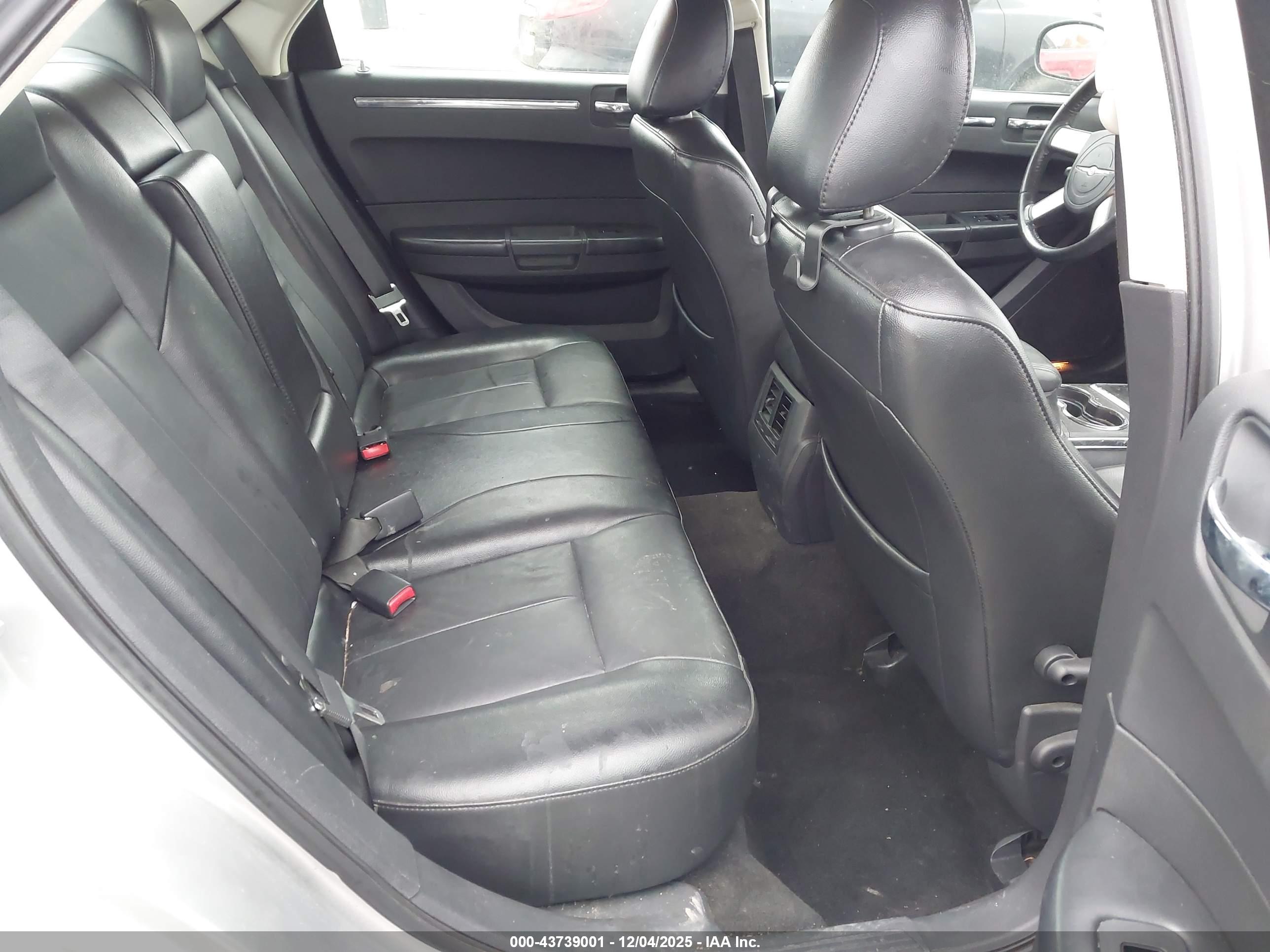 CHRYSLER 300 image 8