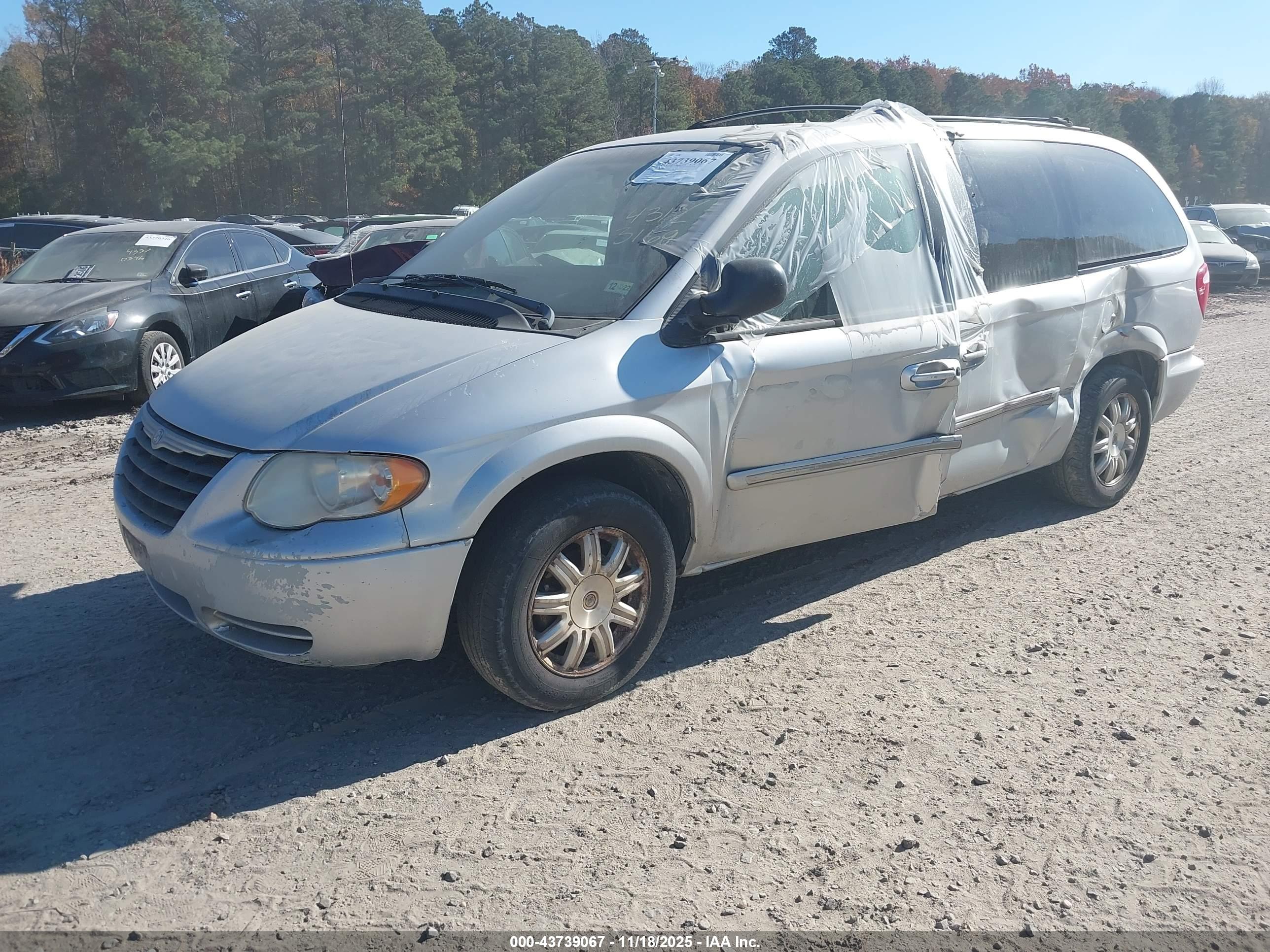 CHRYSLER TOWN image 2