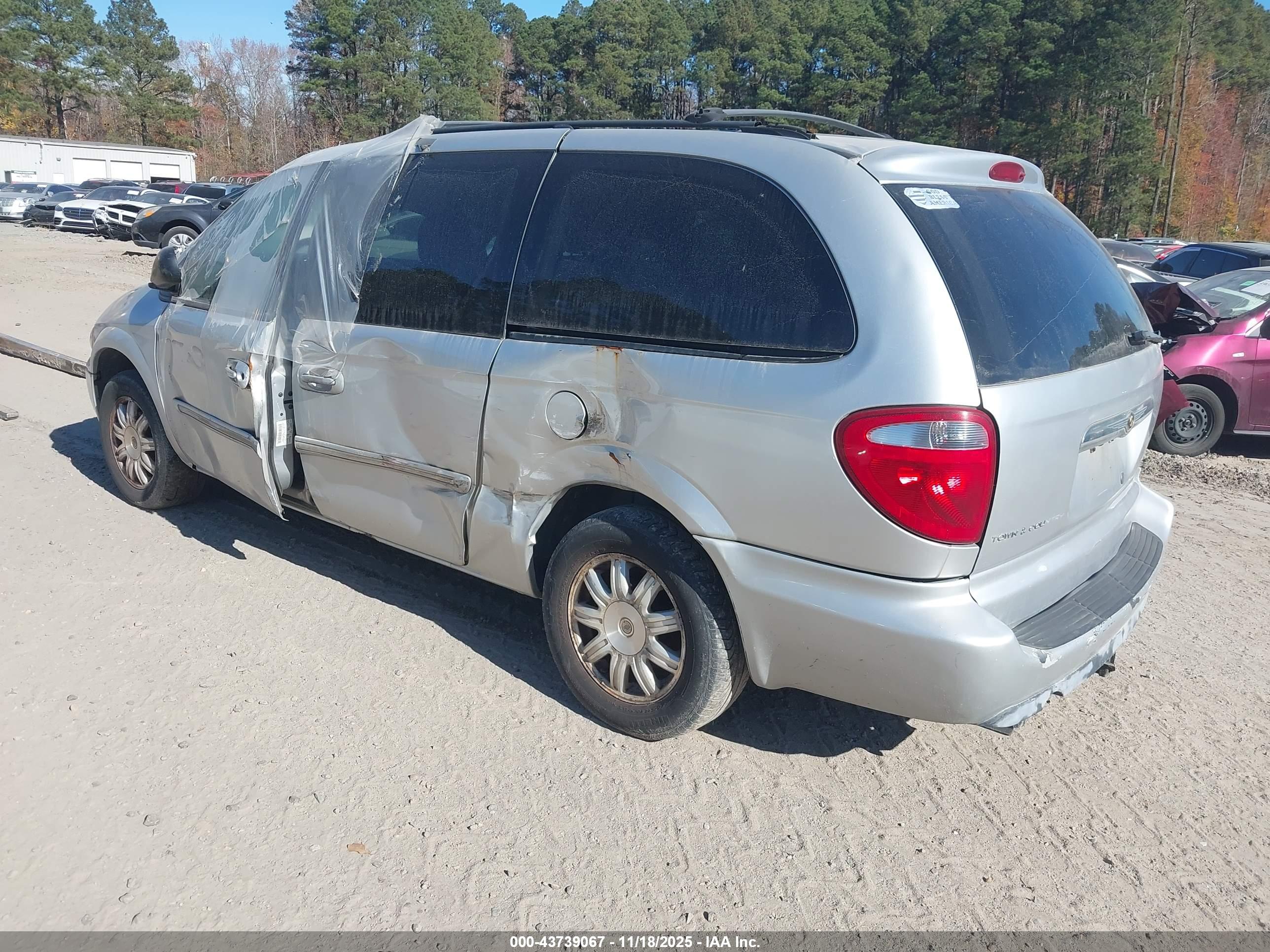 CHRYSLER TOWN image 3