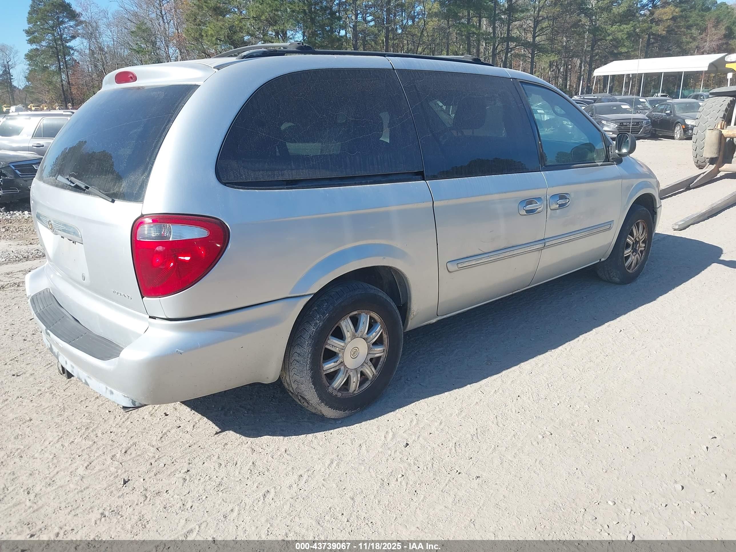 CHRYSLER TOWN image 4