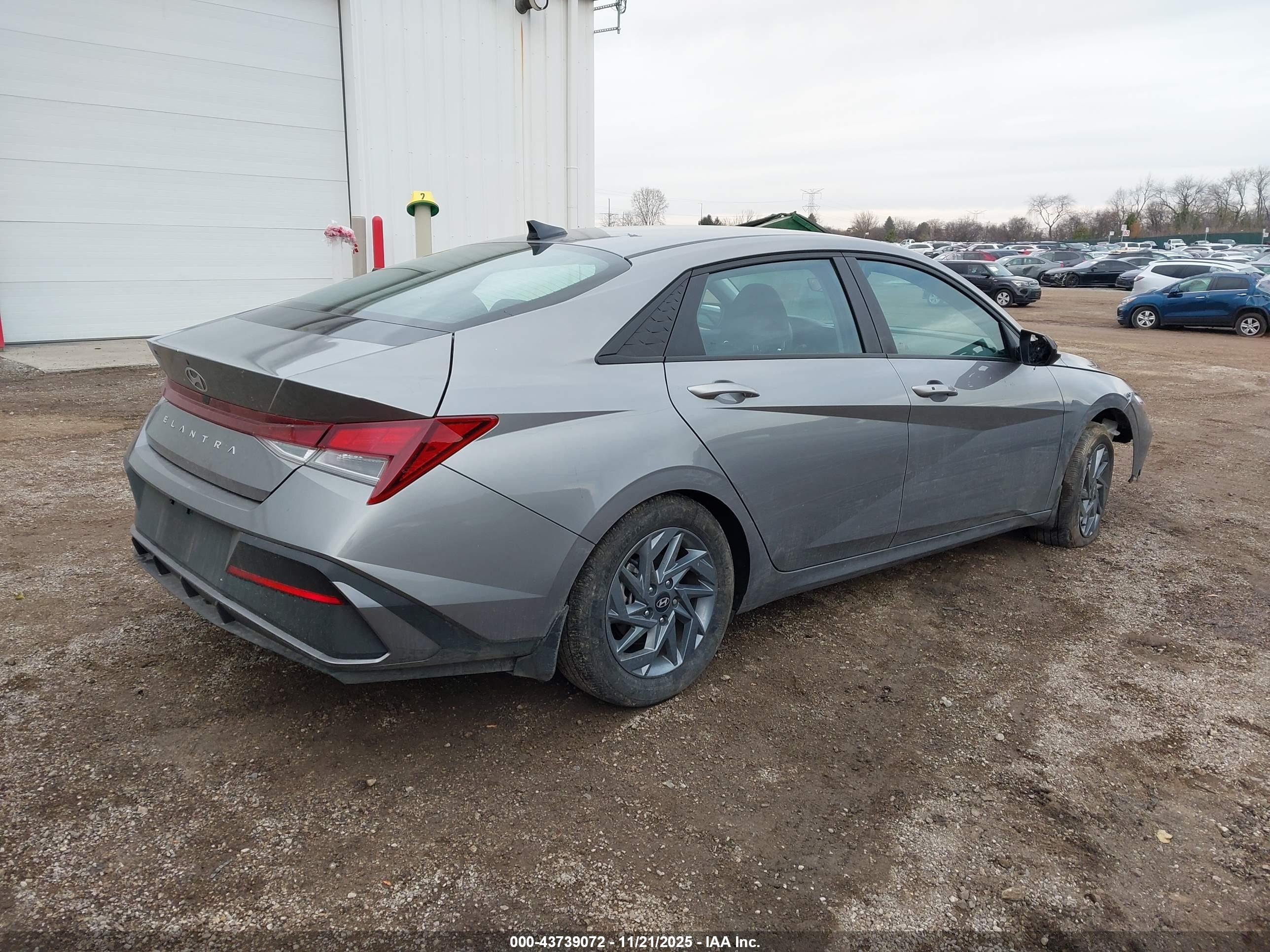 HYUNDAI ELANTRA image 4