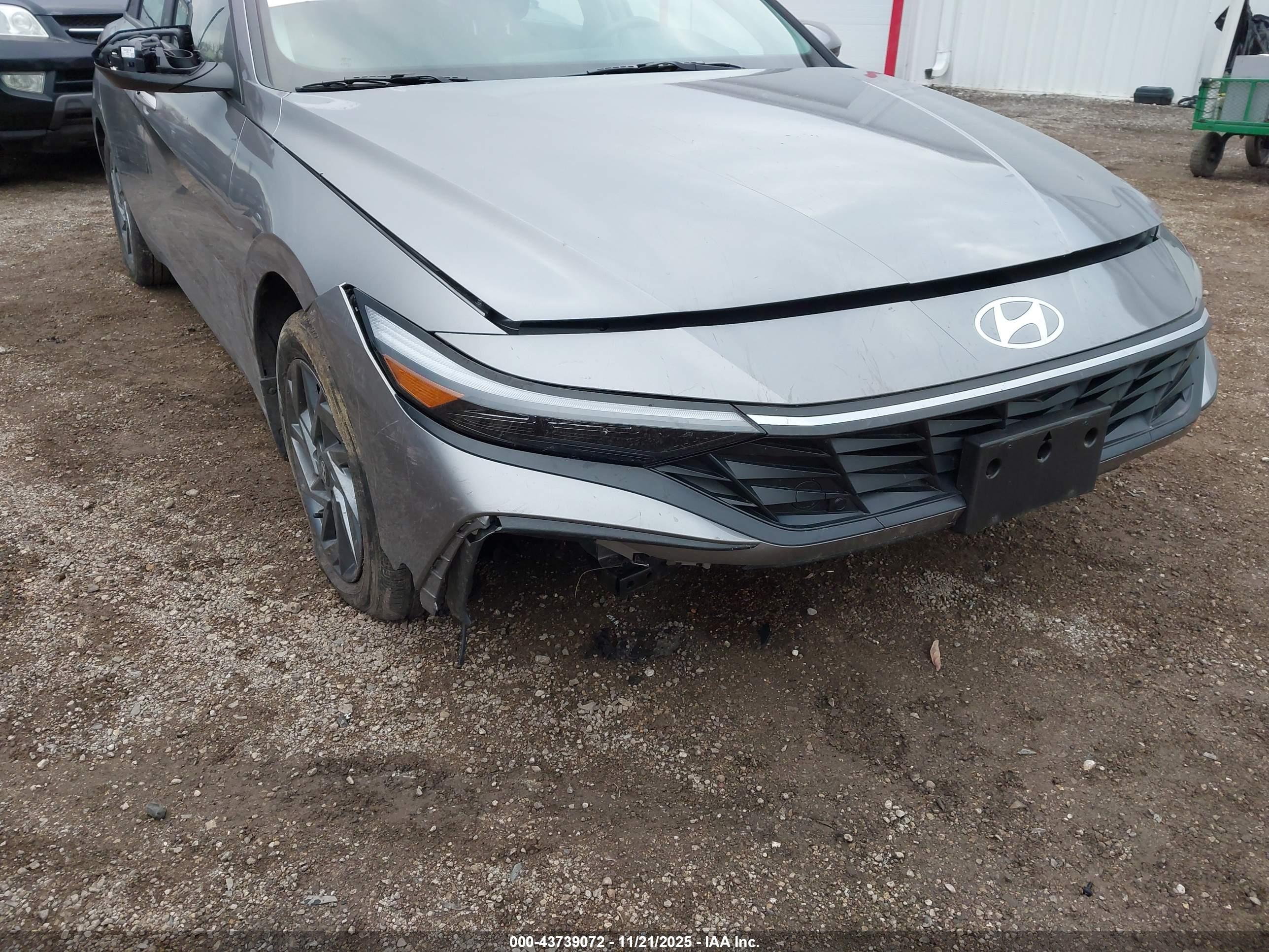 HYUNDAI ELANTRA image 6