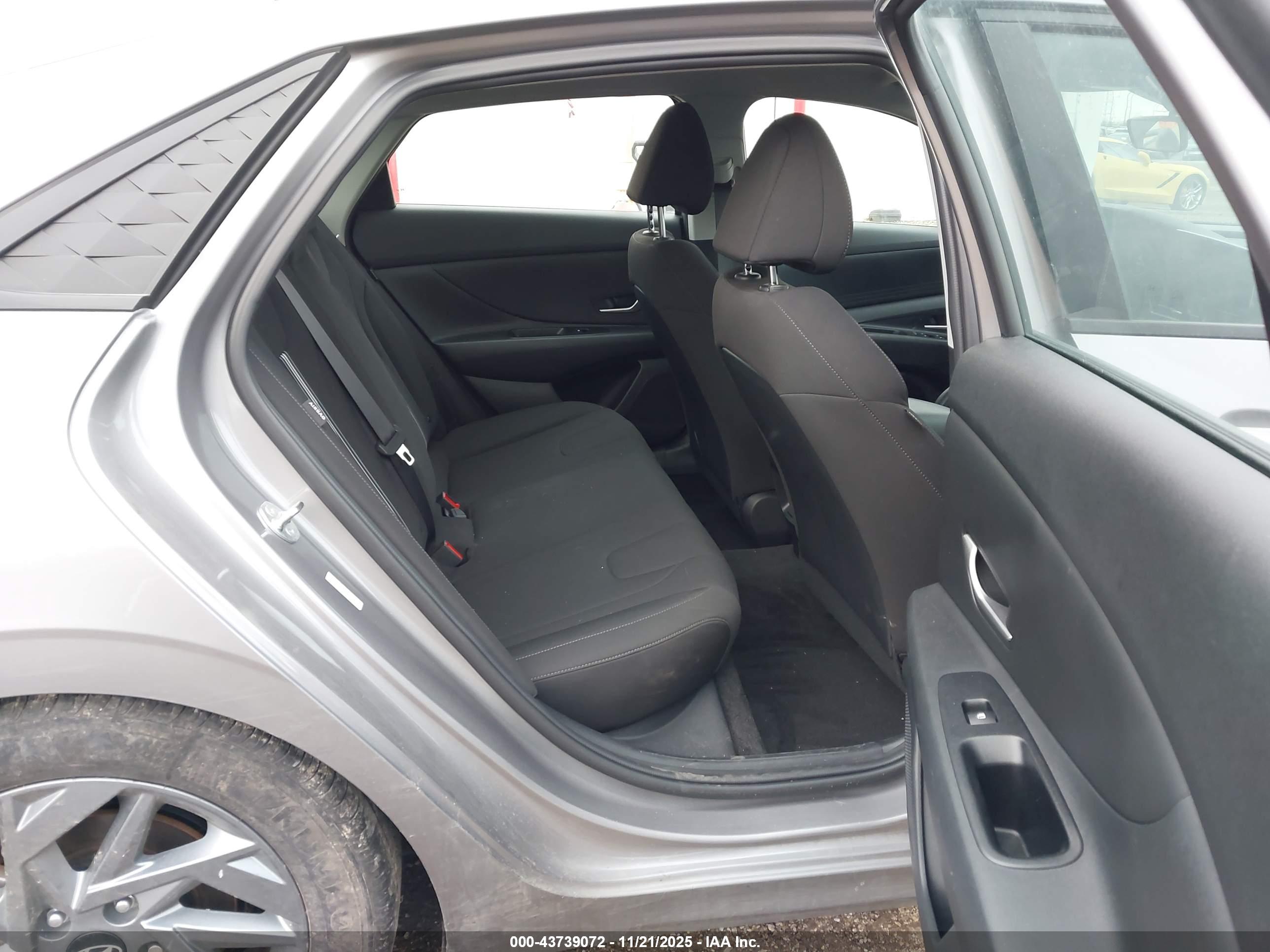 HYUNDAI ELANTRA image 8