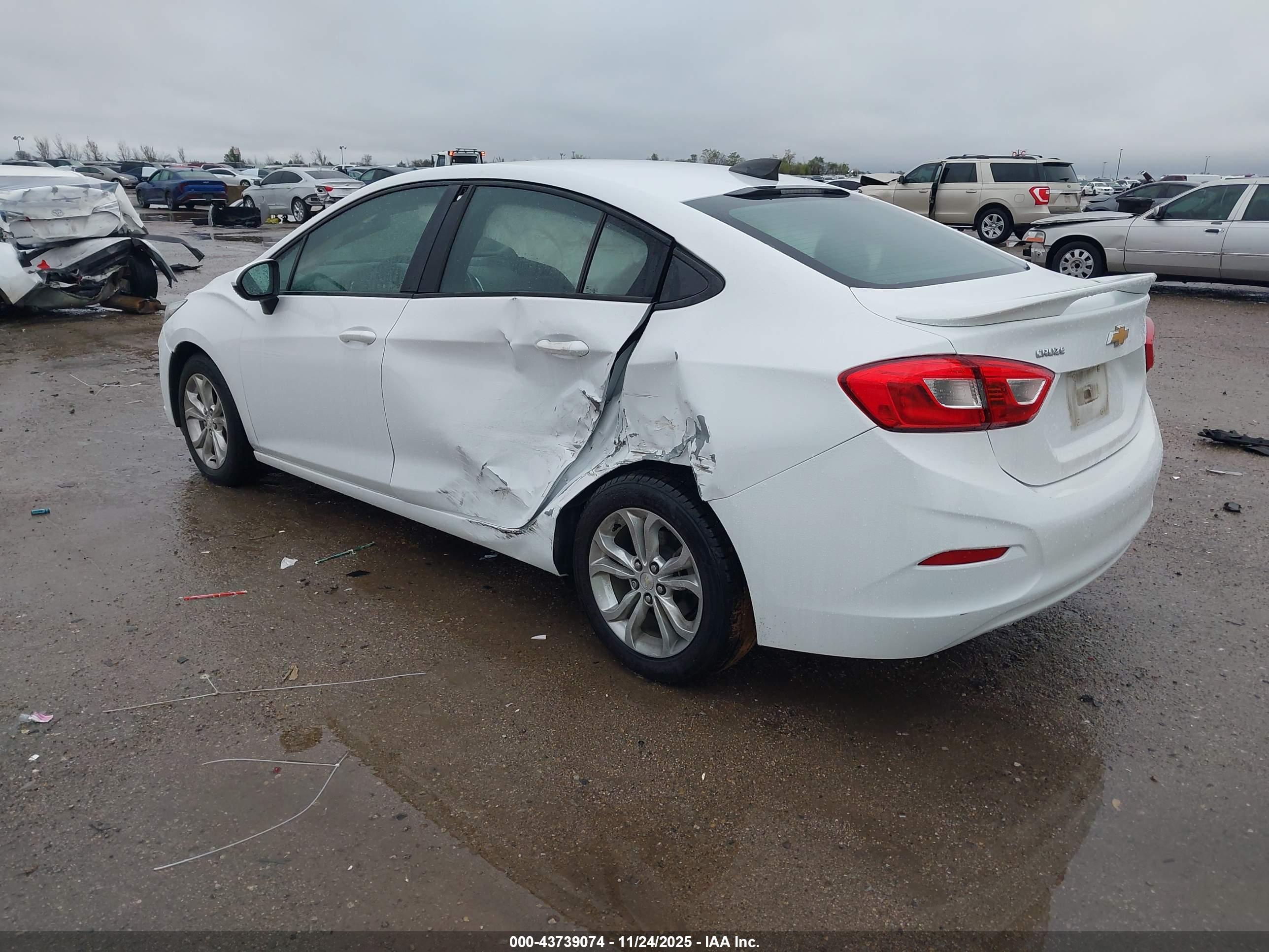 CHEVROLET CRUZE image 3