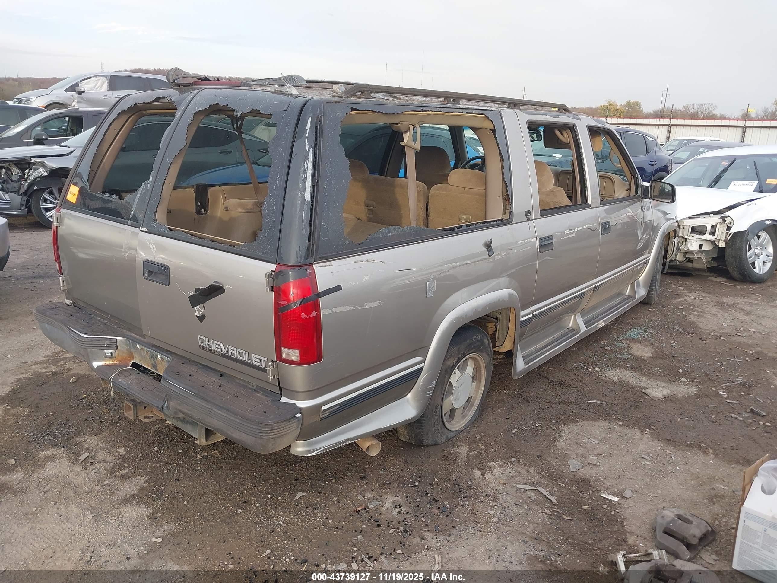 CHEVROLET SUBURBAN image 4