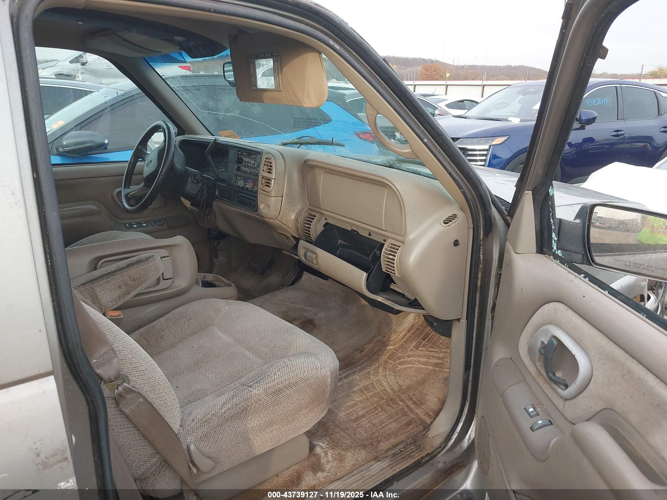 CHEVROLET SUBURBAN image 5