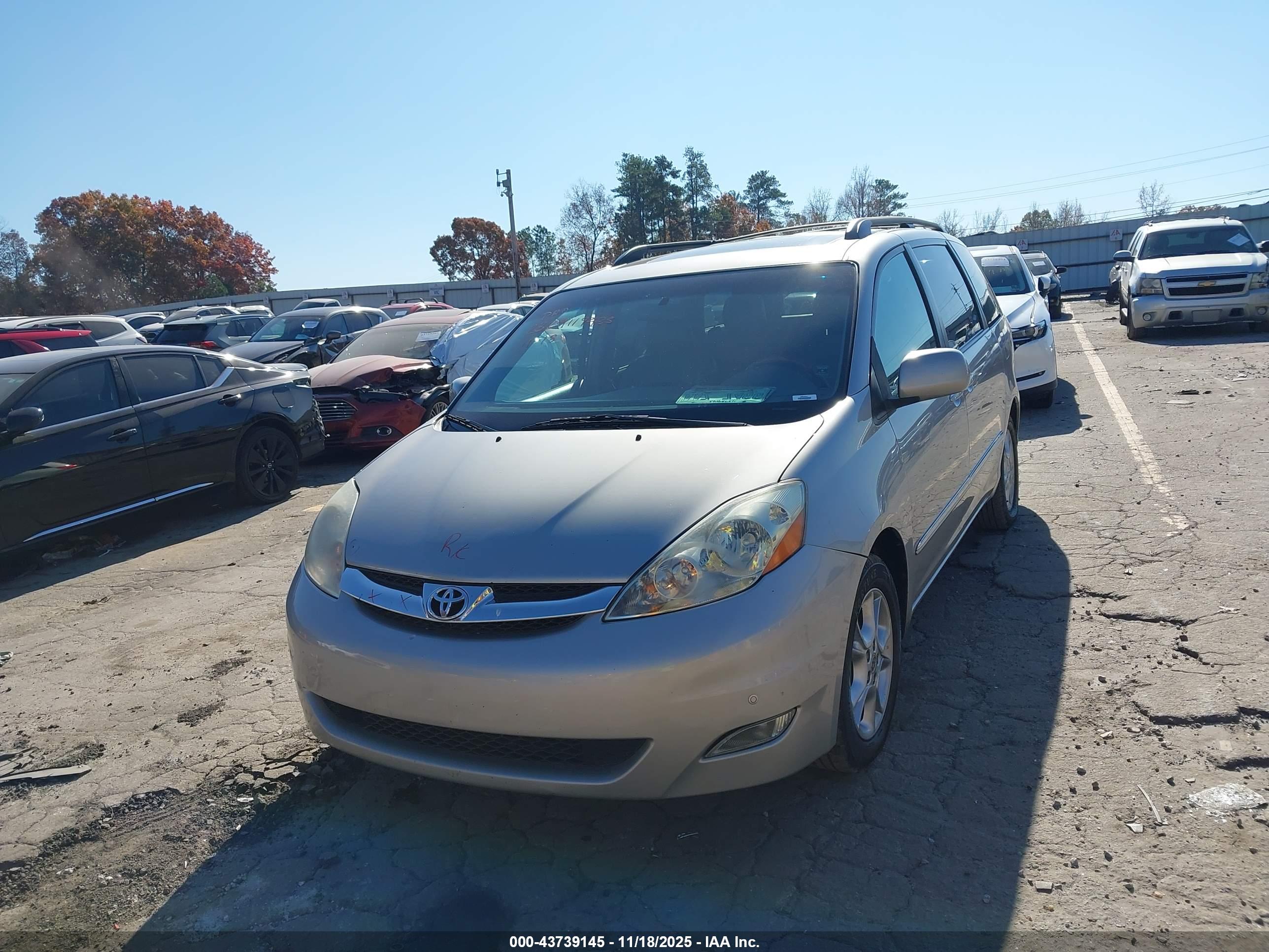 TOYOTA SIENNA image 2