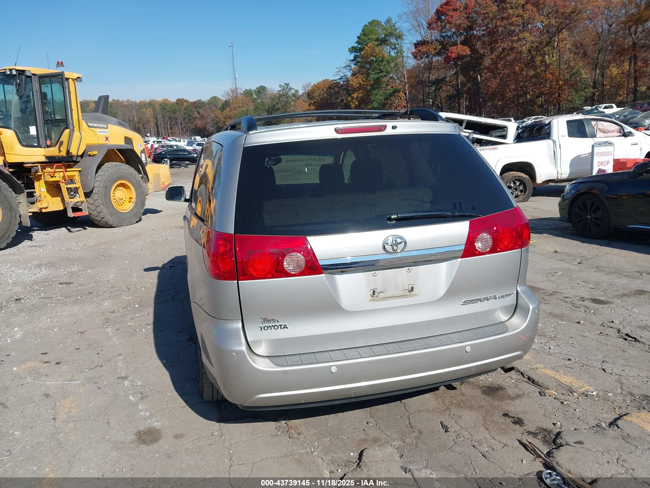 TOYOTA SIENNA image 3
