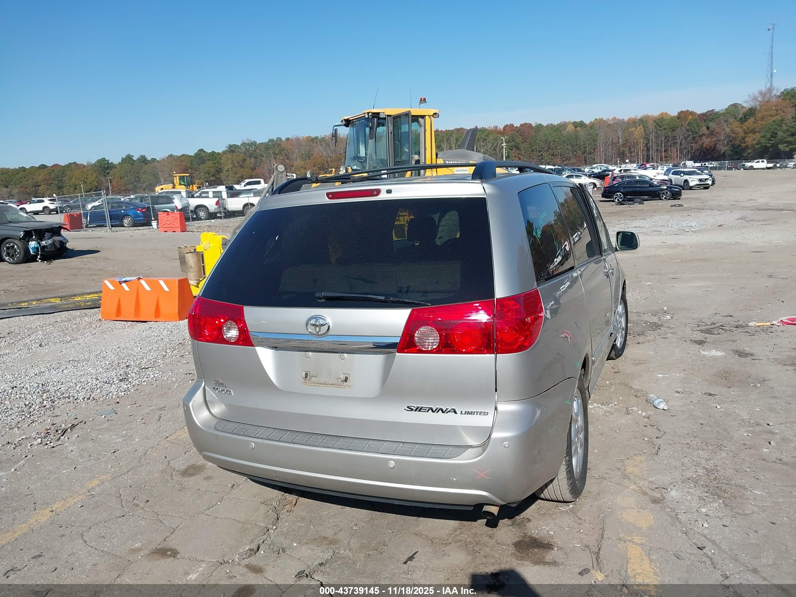 TOYOTA SIENNA image 4