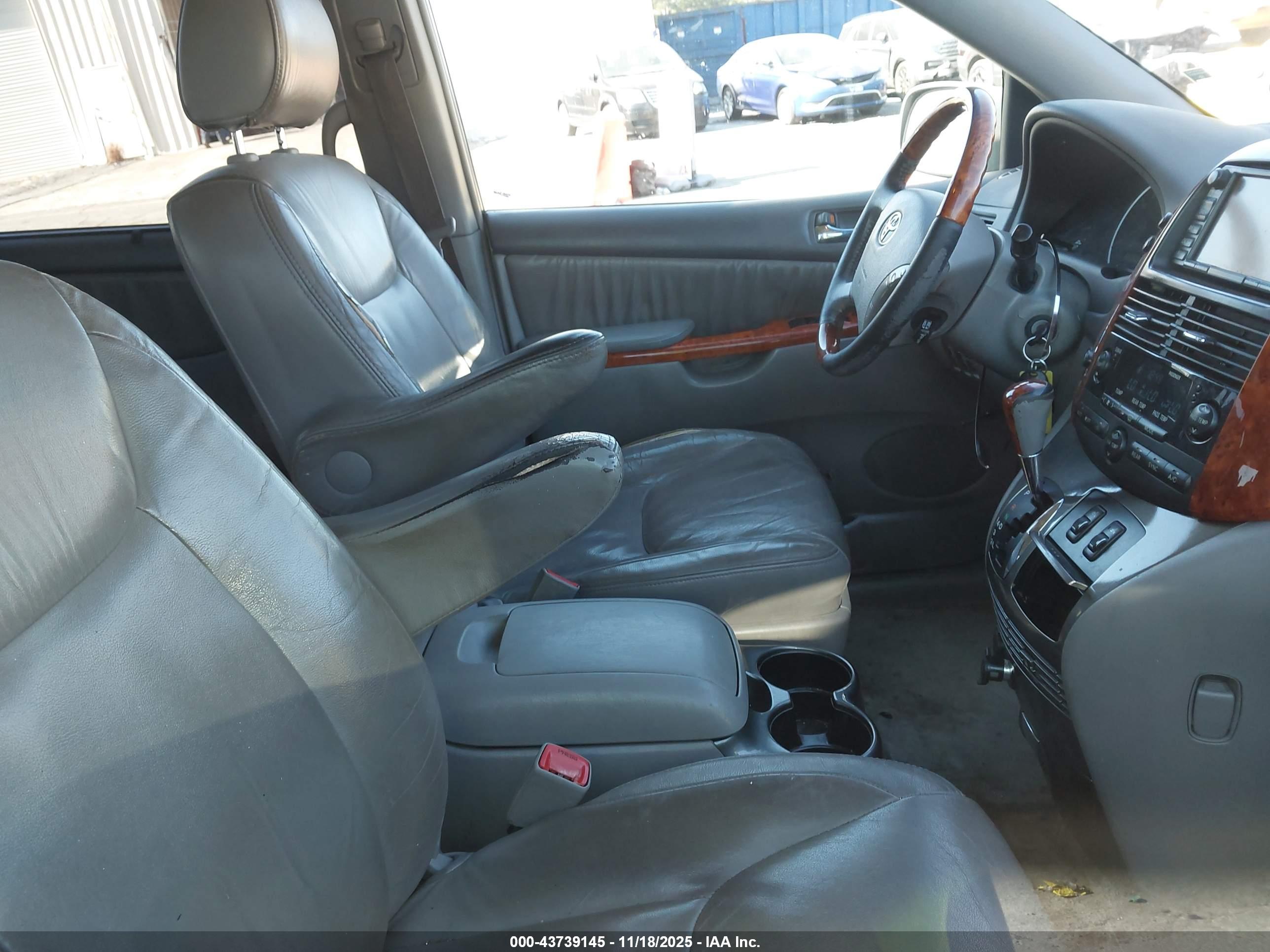 TOYOTA SIENNA image 5