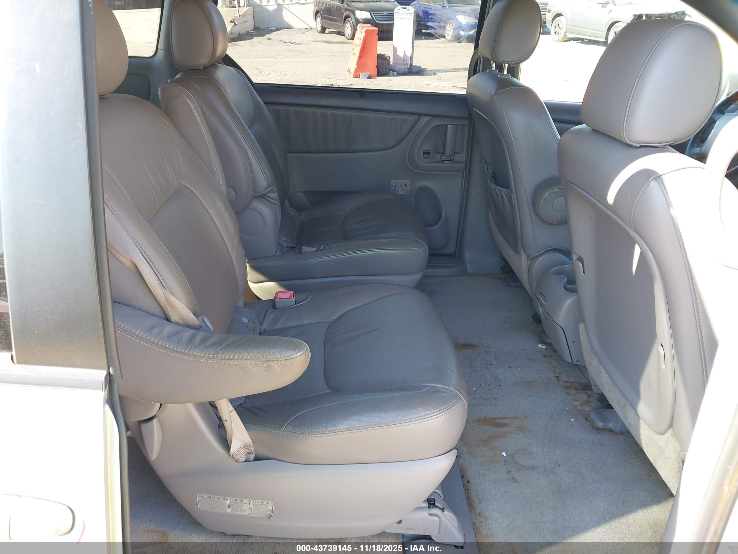 TOYOTA SIENNA image 8