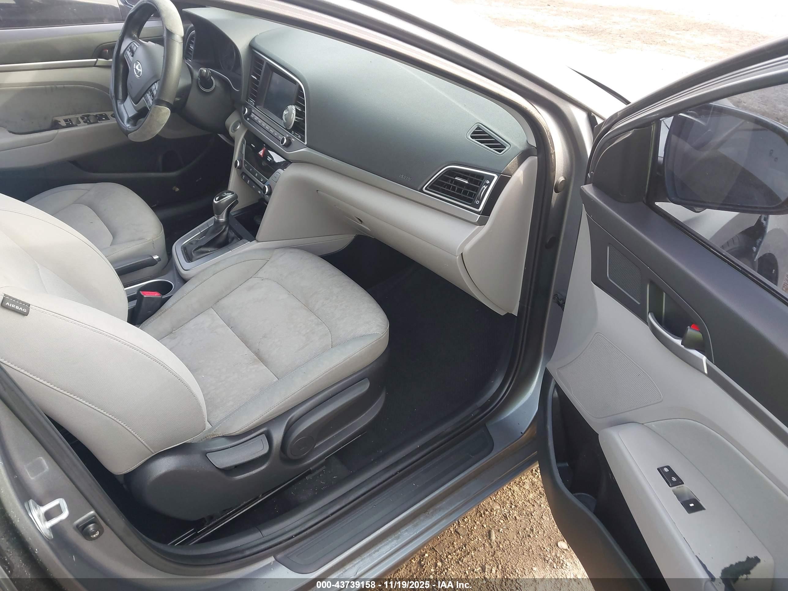 HYUNDAI ELANTRA image 5