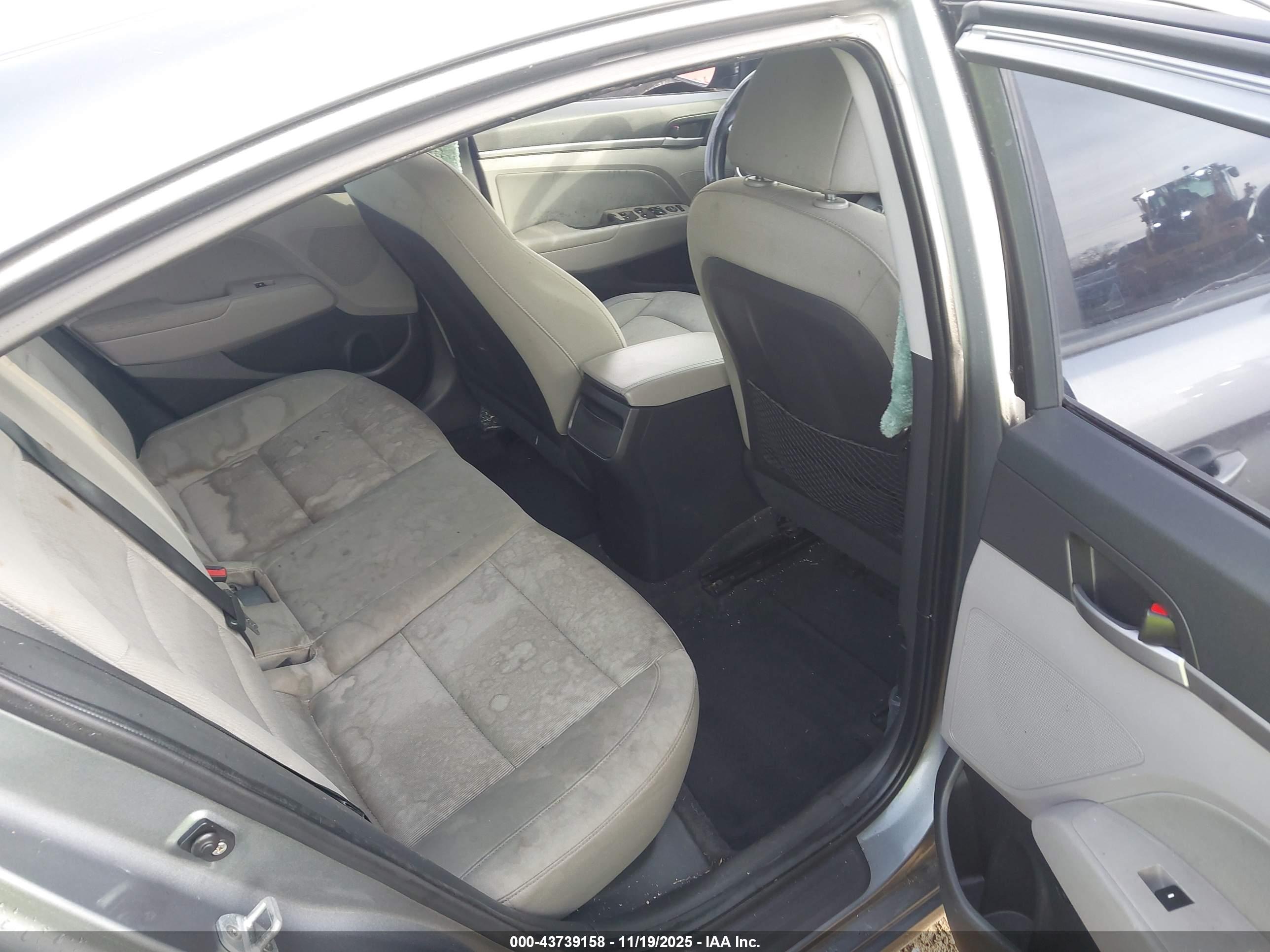 HYUNDAI ELANTRA image 8