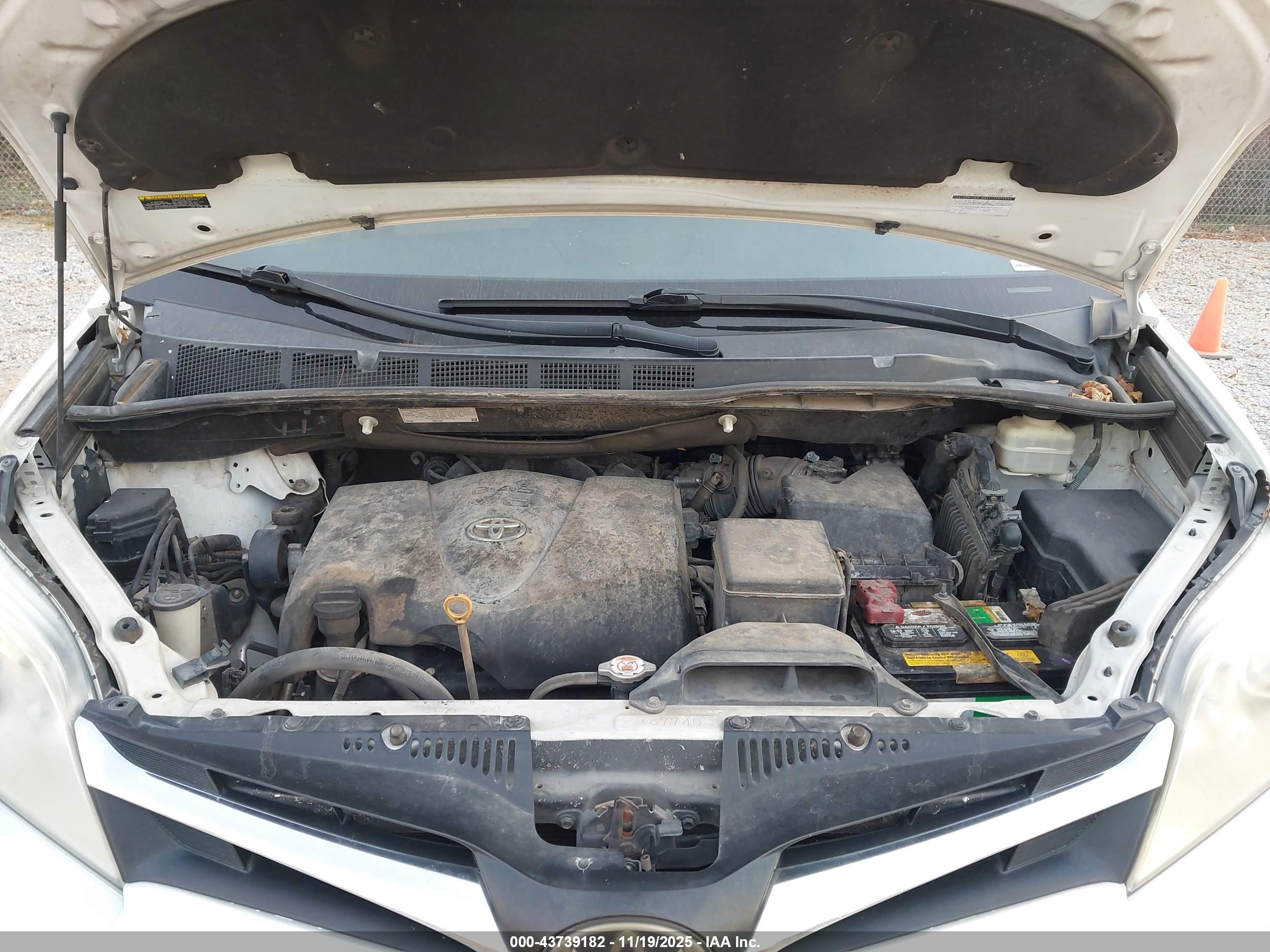 TOYOTA SIENNA image 10