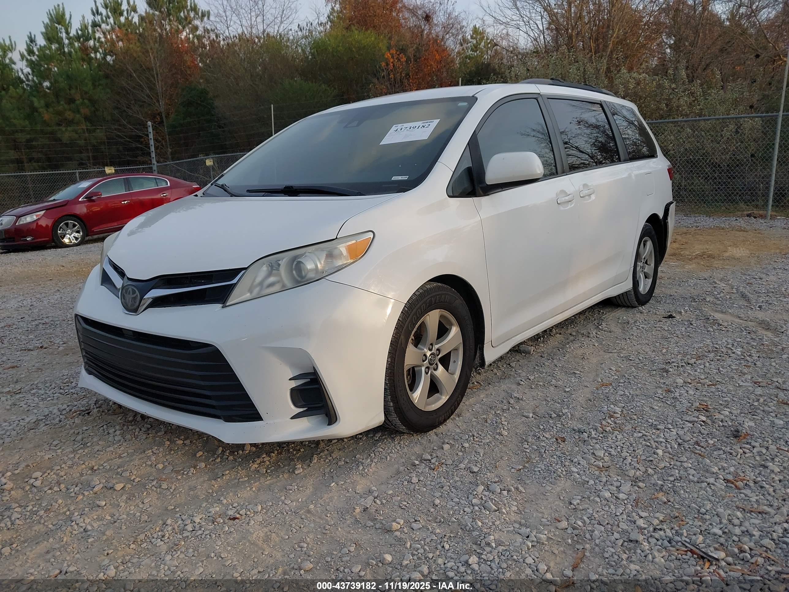 TOYOTA SIENNA image 2