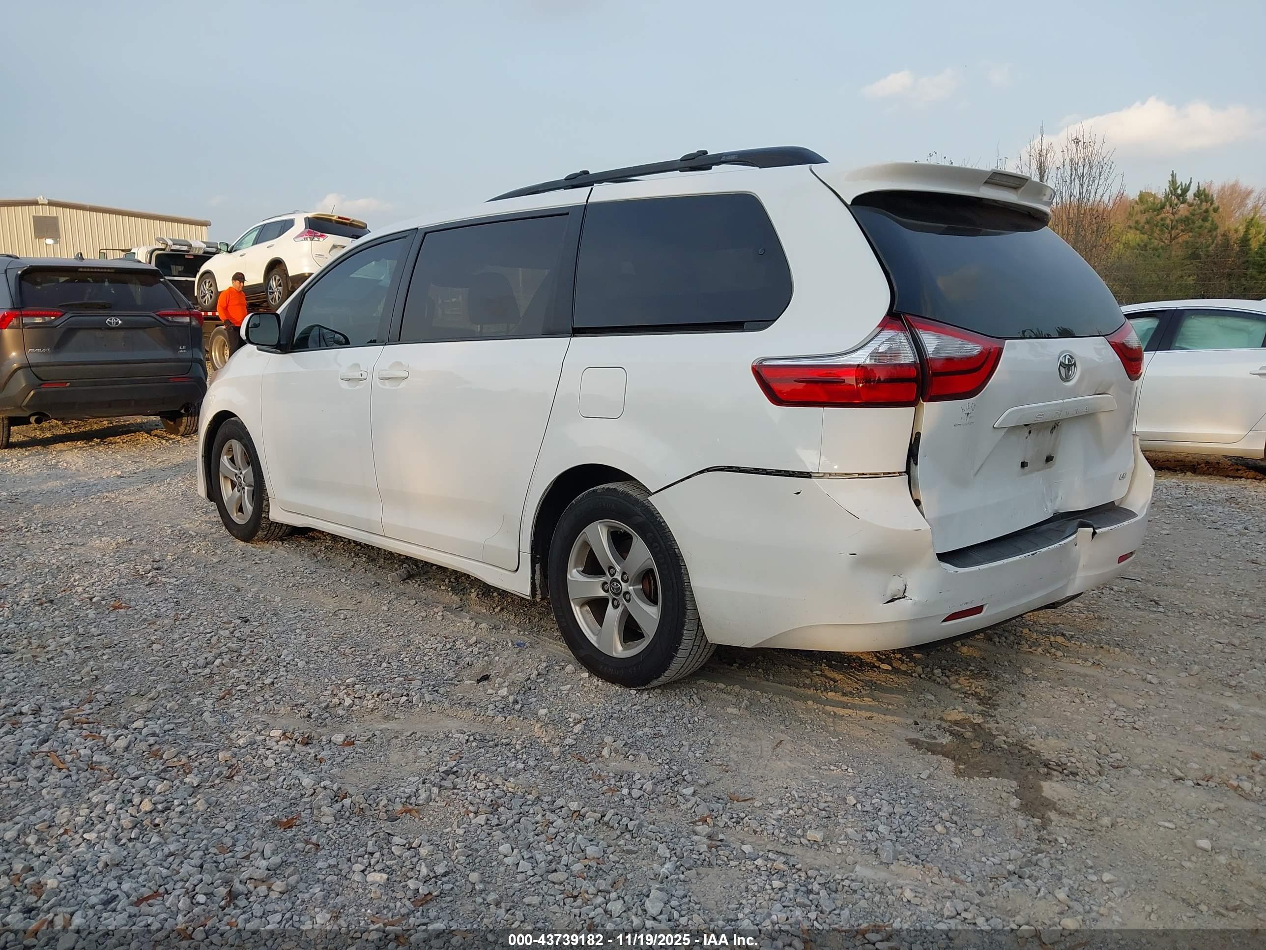 TOYOTA SIENNA image 3