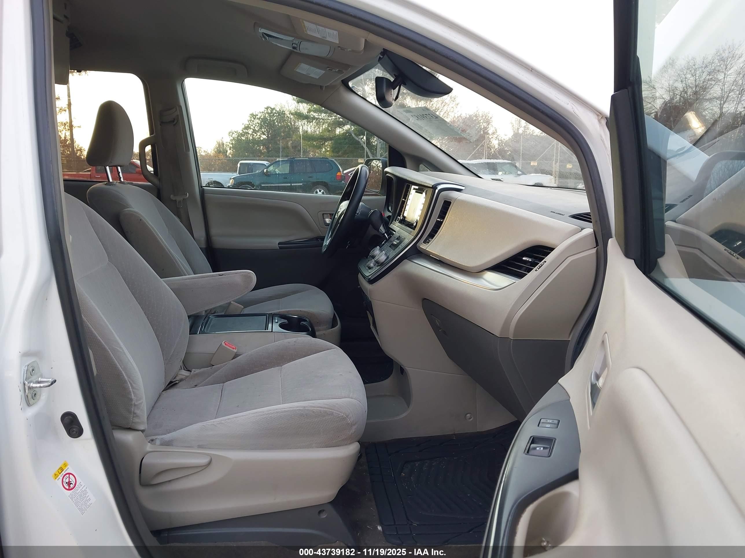 TOYOTA SIENNA image 5