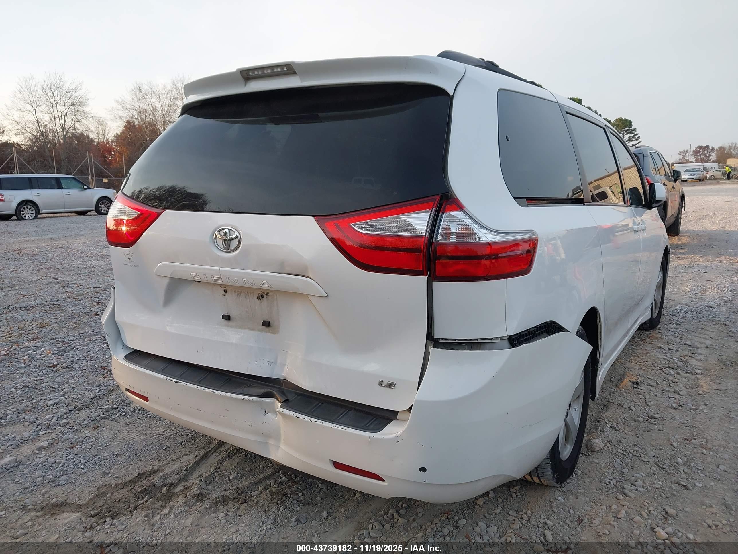 TOYOTA SIENNA image 6