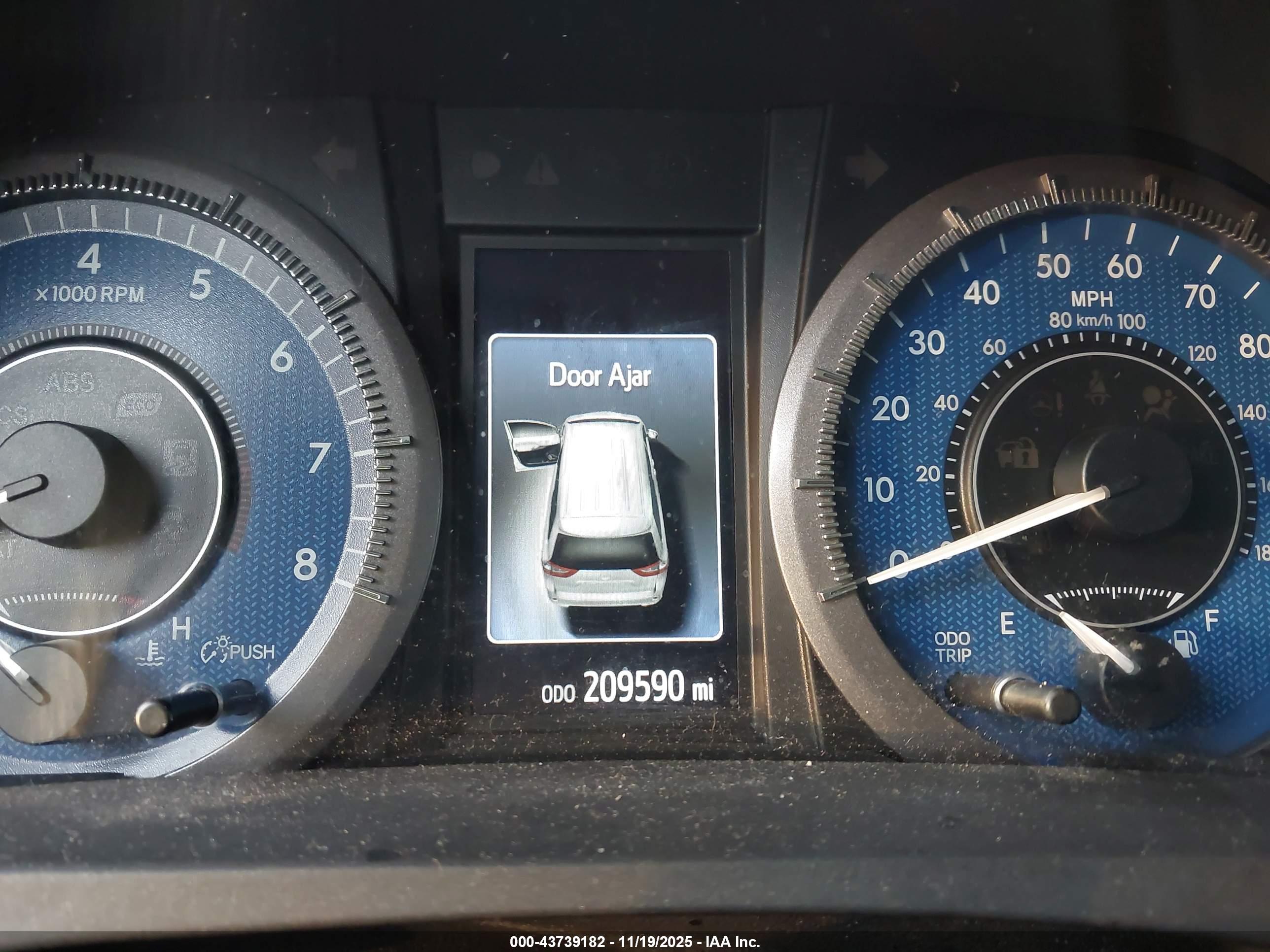 TOYOTA SIENNA image 7