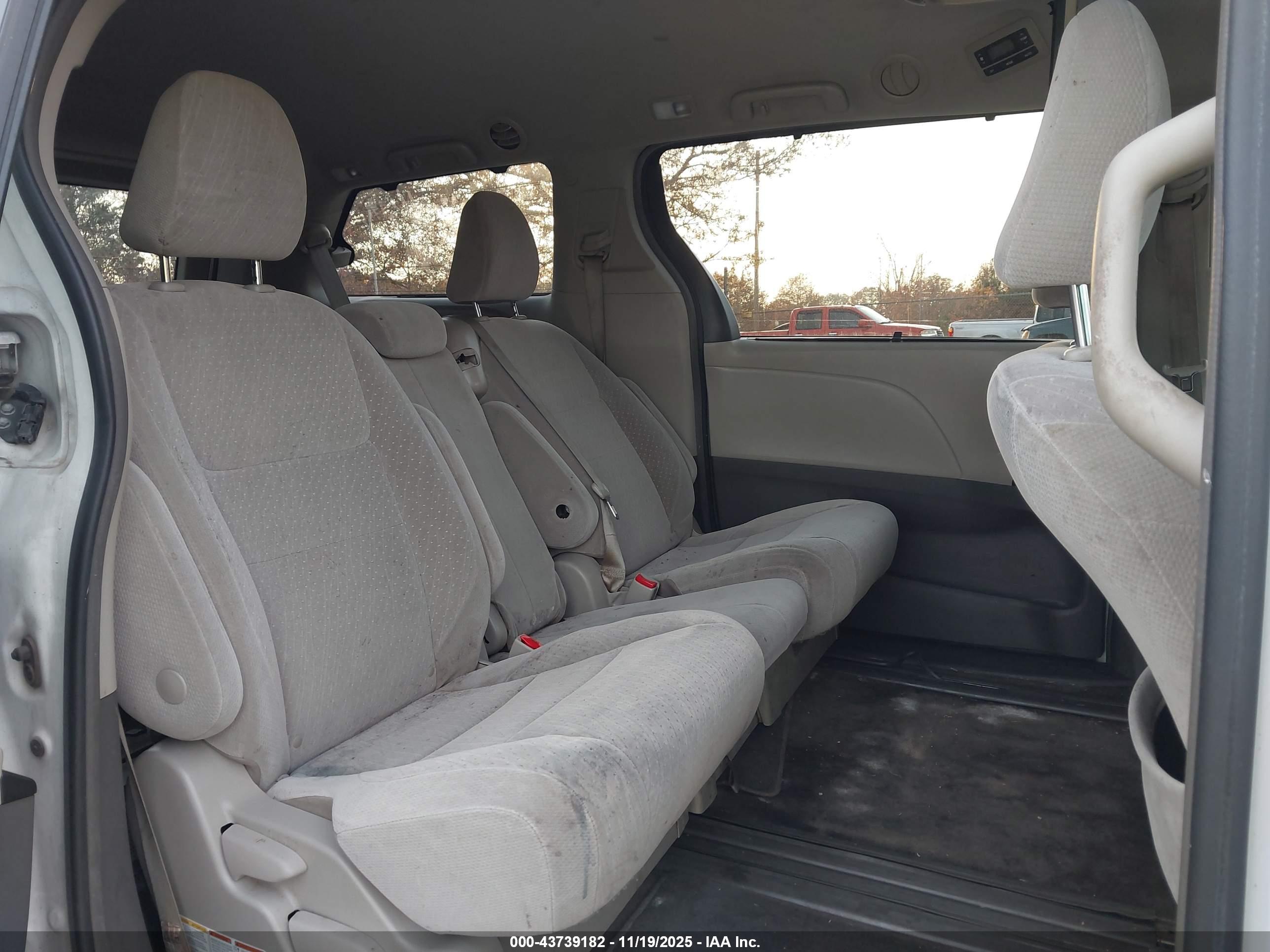 TOYOTA SIENNA image 8